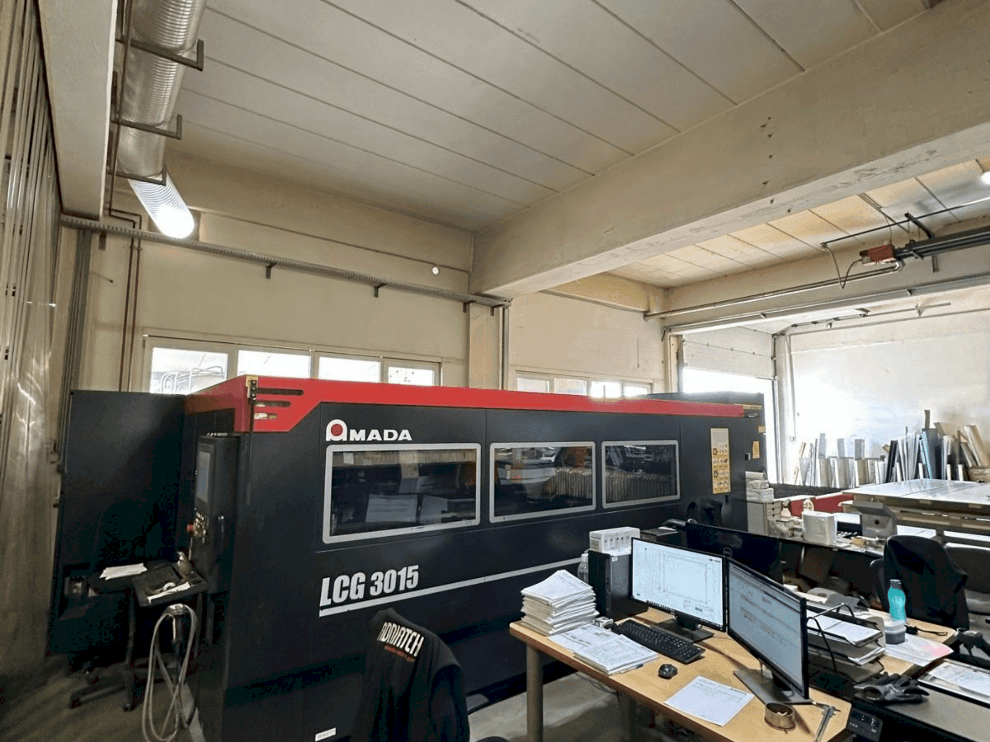 Vista frontale della macchina AMADA LCG-3015