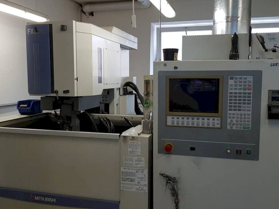 Vista frontale della macchina Mitsubishi FX 20