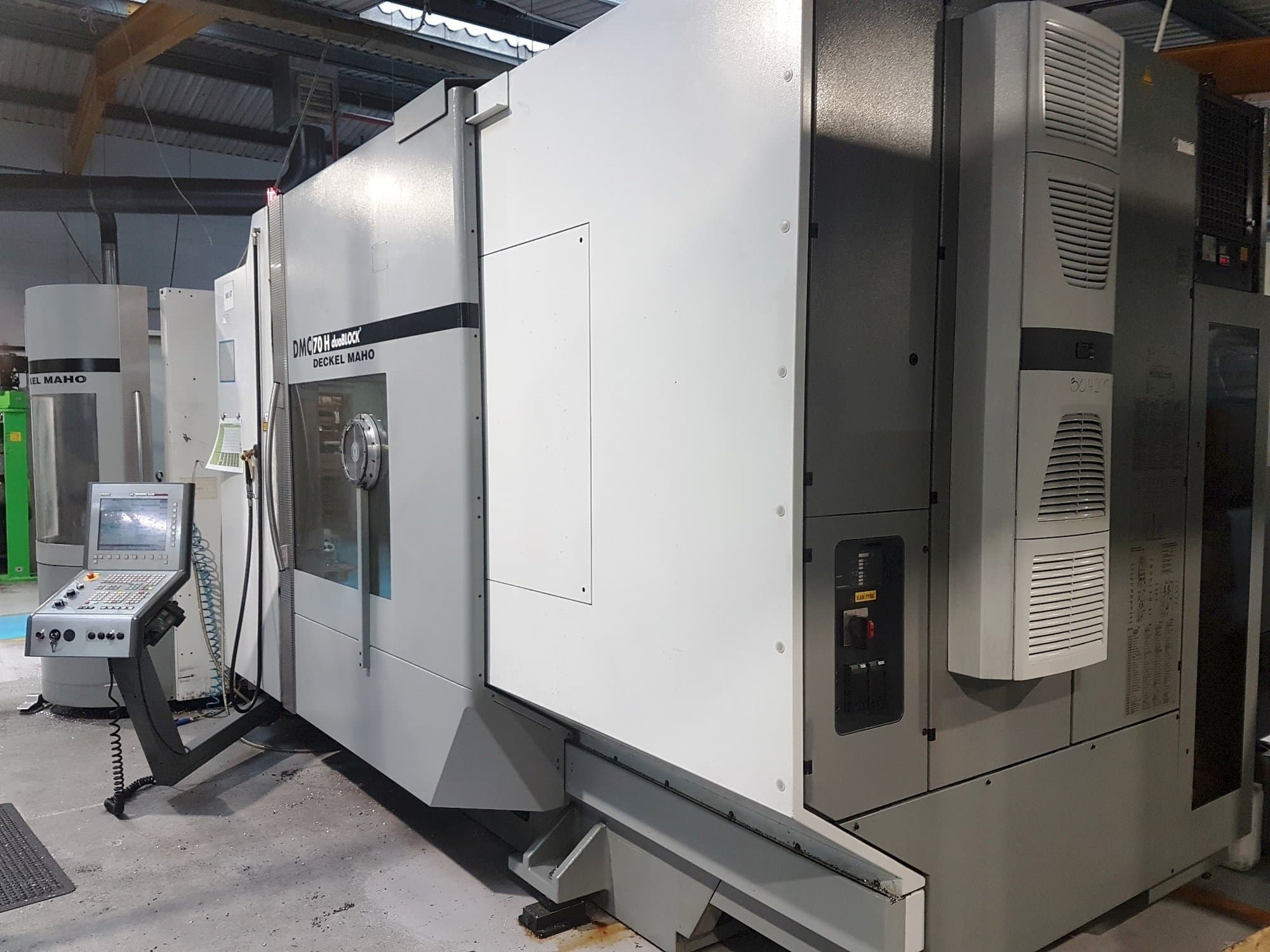 Vista frontale della macchina DECKEL MAHO DMC 70 H duoBlock