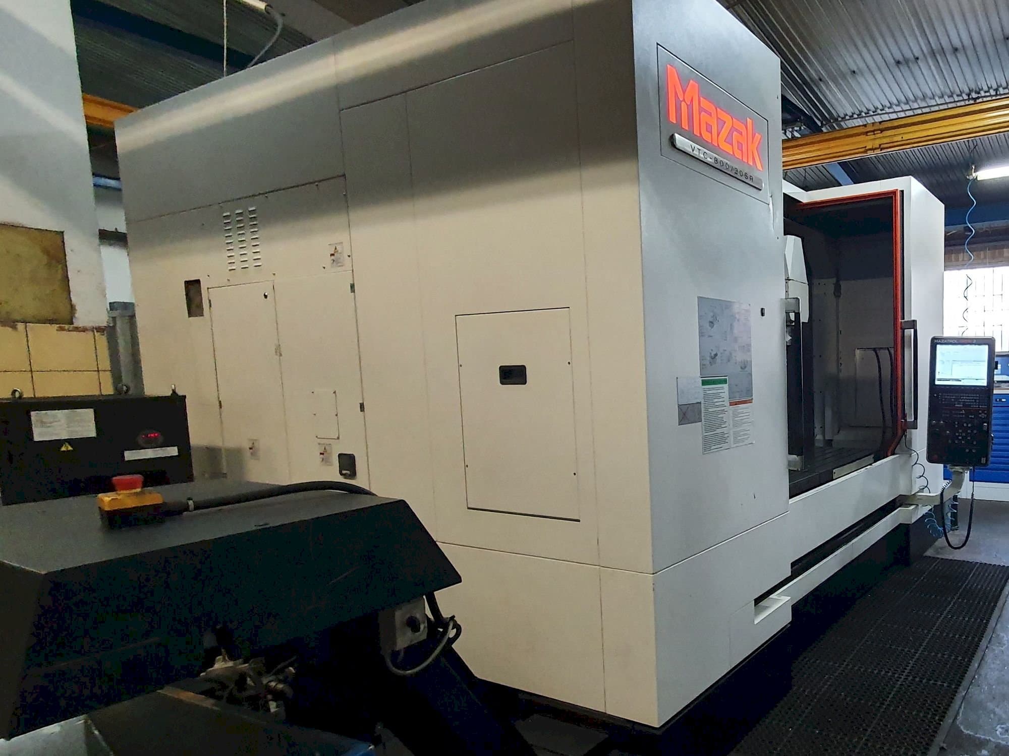 Vista lato sinistro della macchina Mazak VTC-800/20SR