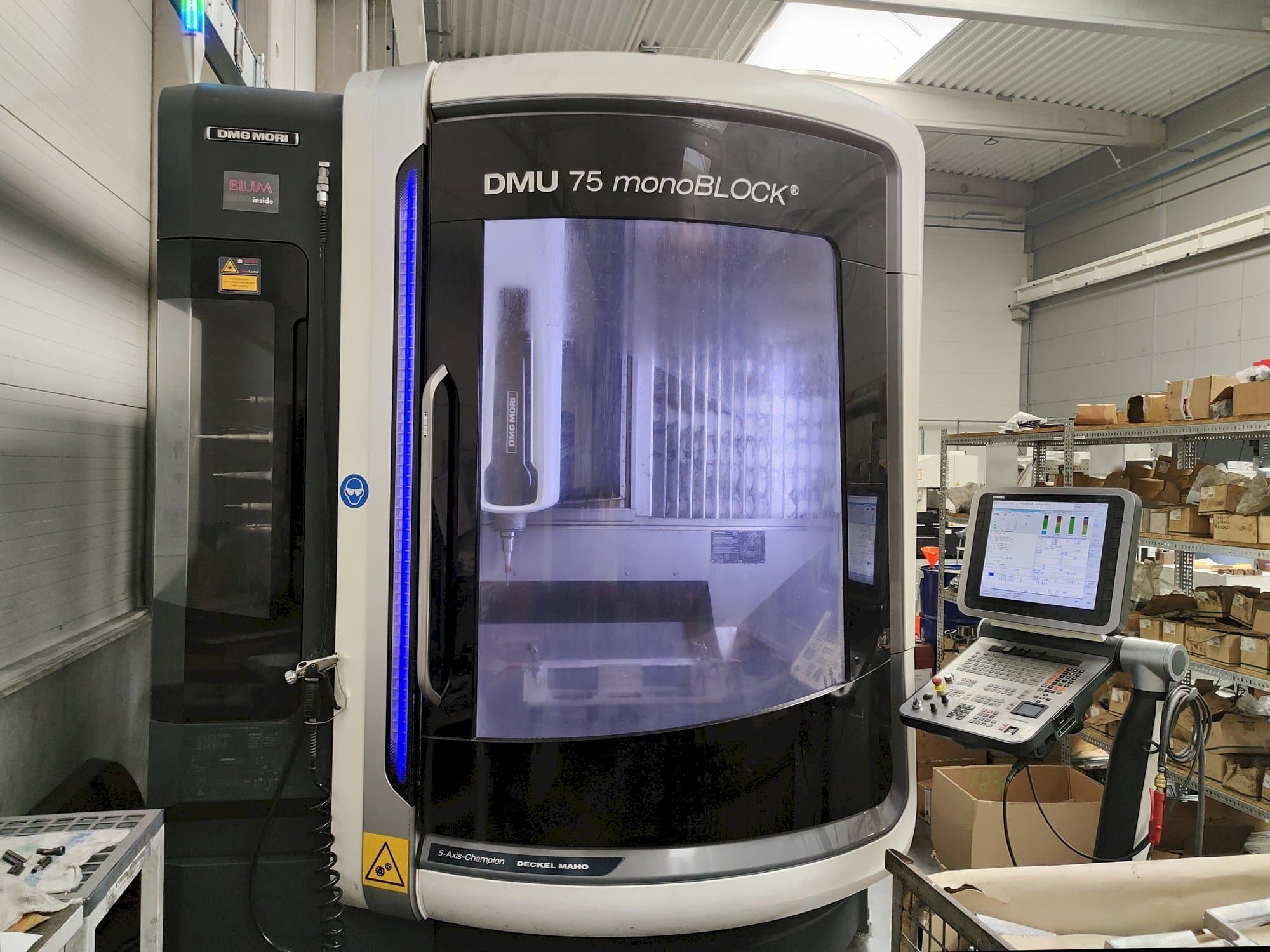 Vista frontale della macchina DMG MORI DMU 75 monoBLOCK