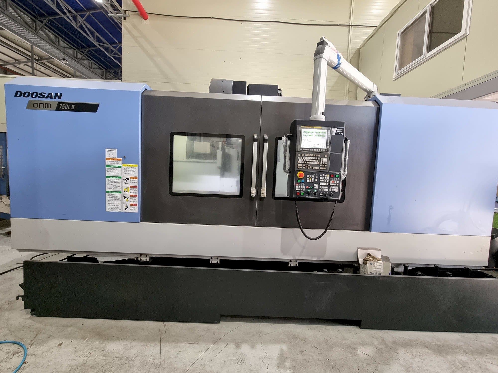 Vista frontale della macchina Doosan DNM 750L II