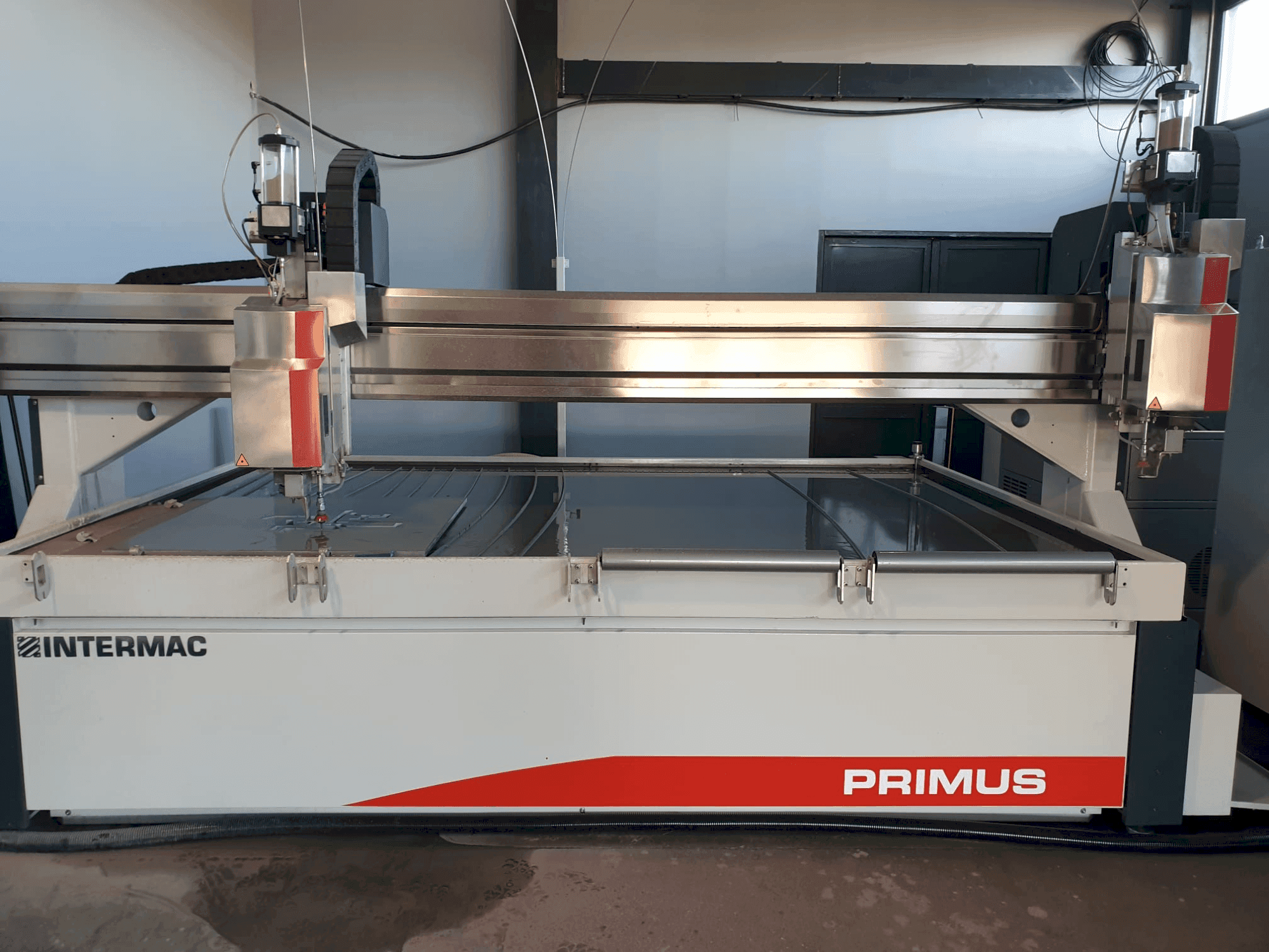 Vista frontale della macchina Intermac Primus 322