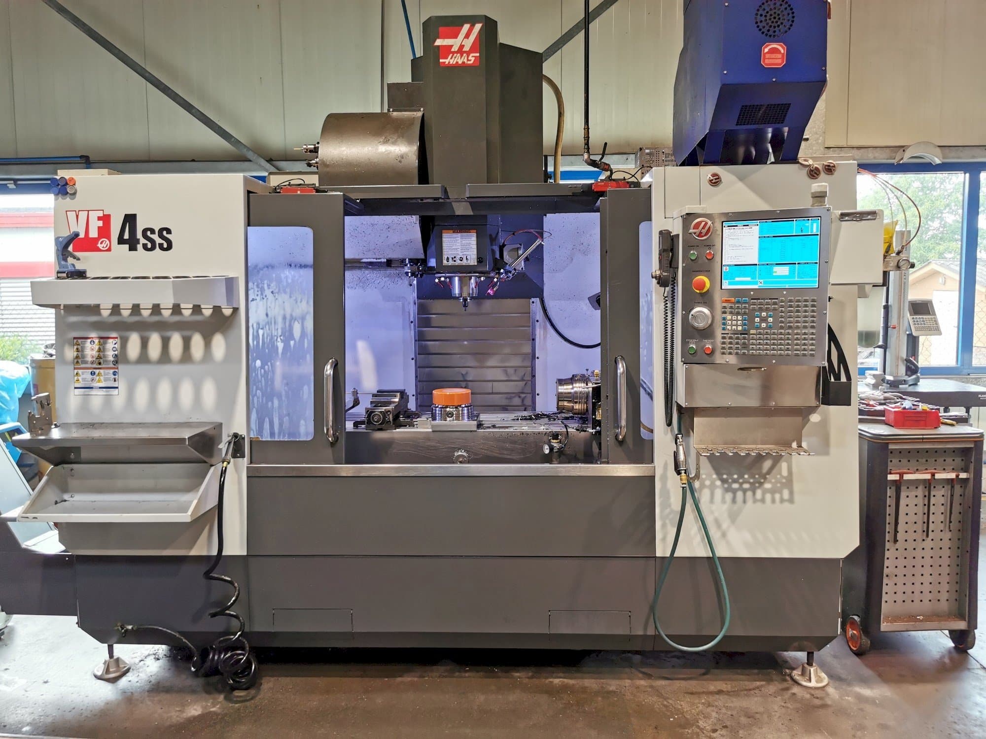 Vista frontale della macchina HAAS VF-4SS