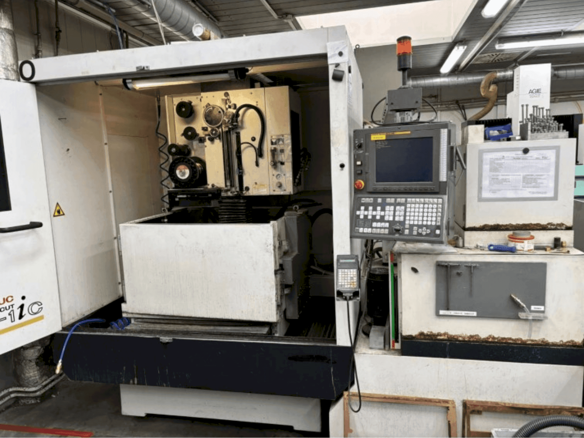 Vista frontale della macchina FANUC ROBOCUT alpha-1iC