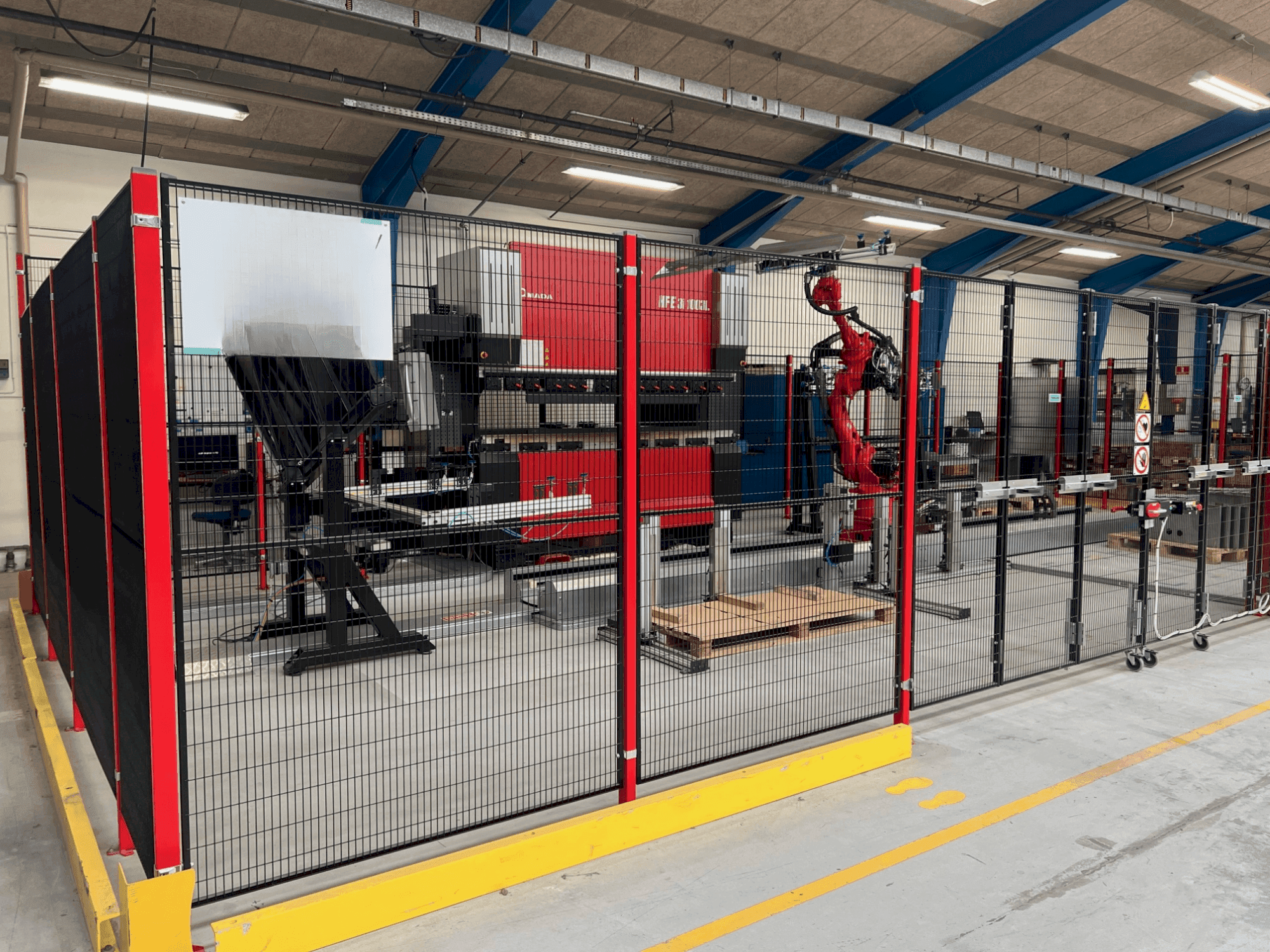 Vista frontale della macchina AMADA HFE3i 1003 8 axes L