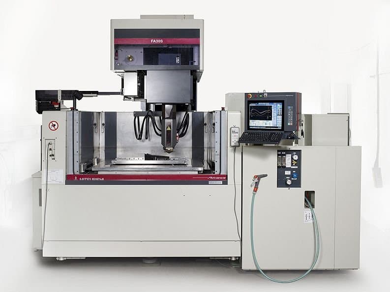 Vista frontale della macchina Mitsubishi FA 30S Advance