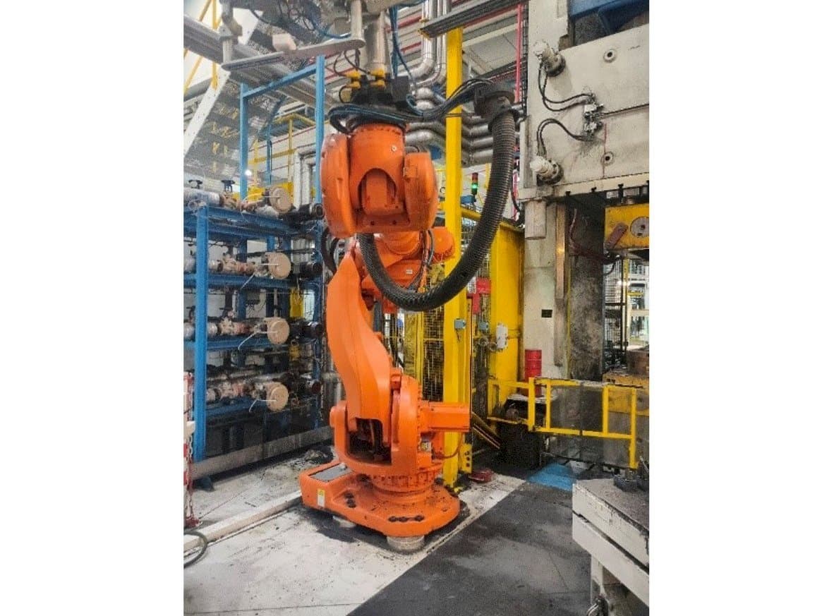 Vista frontale della macchina ABB IRC5 M2004