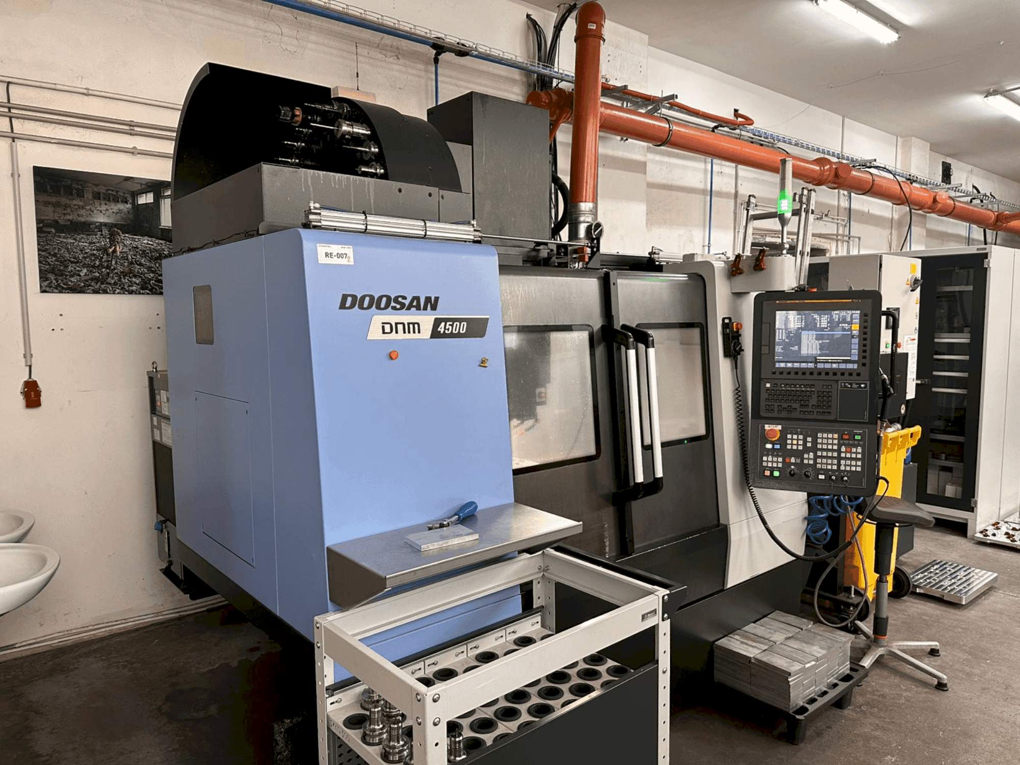 Vista frontale della macchina DOOSAN DNM 4500