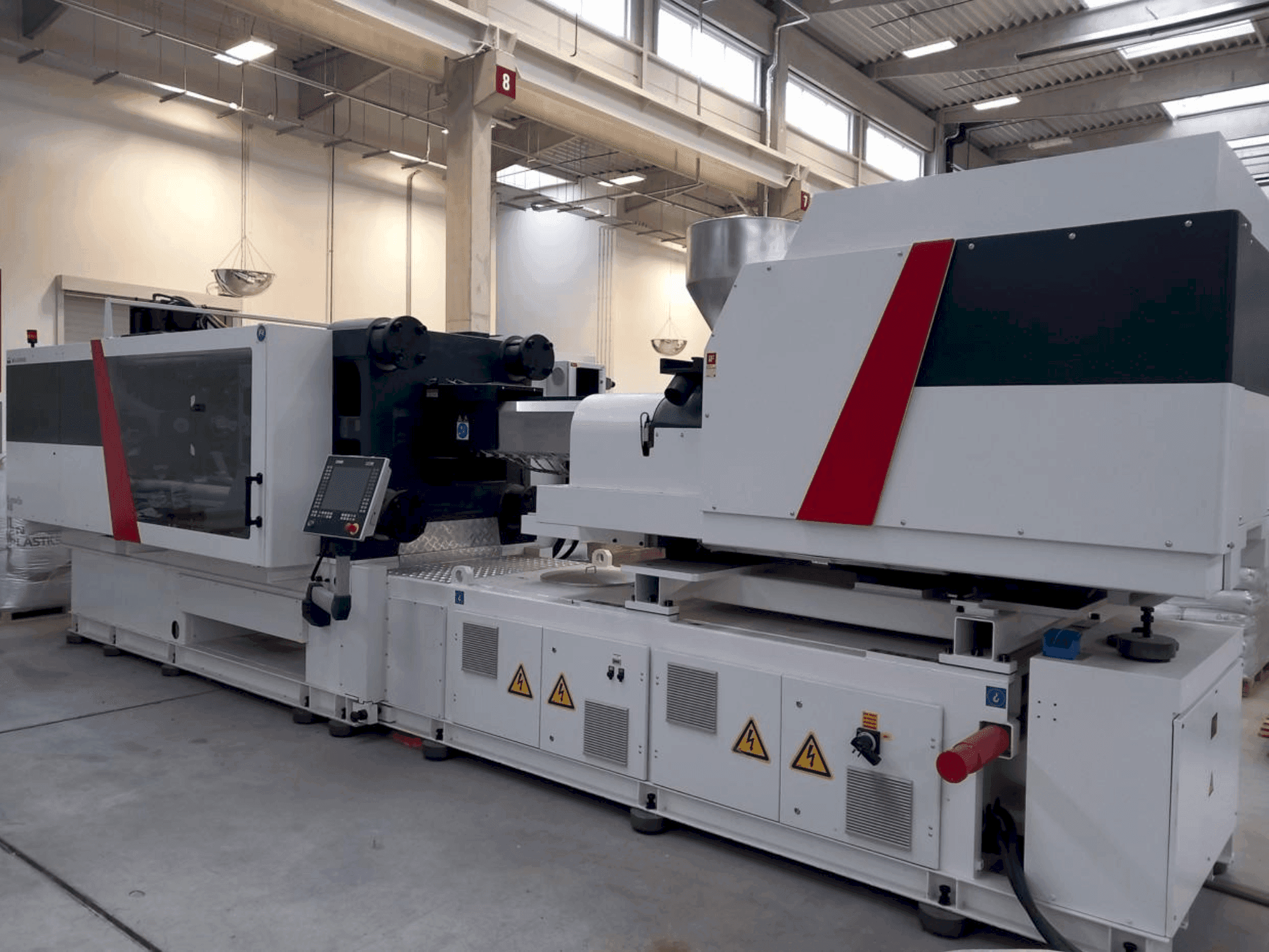 Vista frontale della macchina Milacron Elektron Evo 450