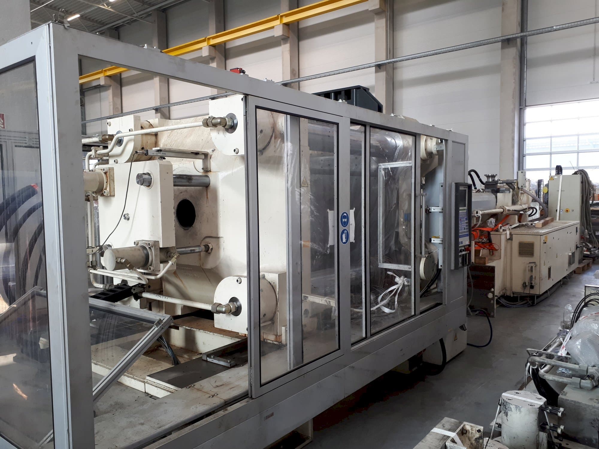 Vista frontale della macchina Krauss Maffei 650-2700 C1