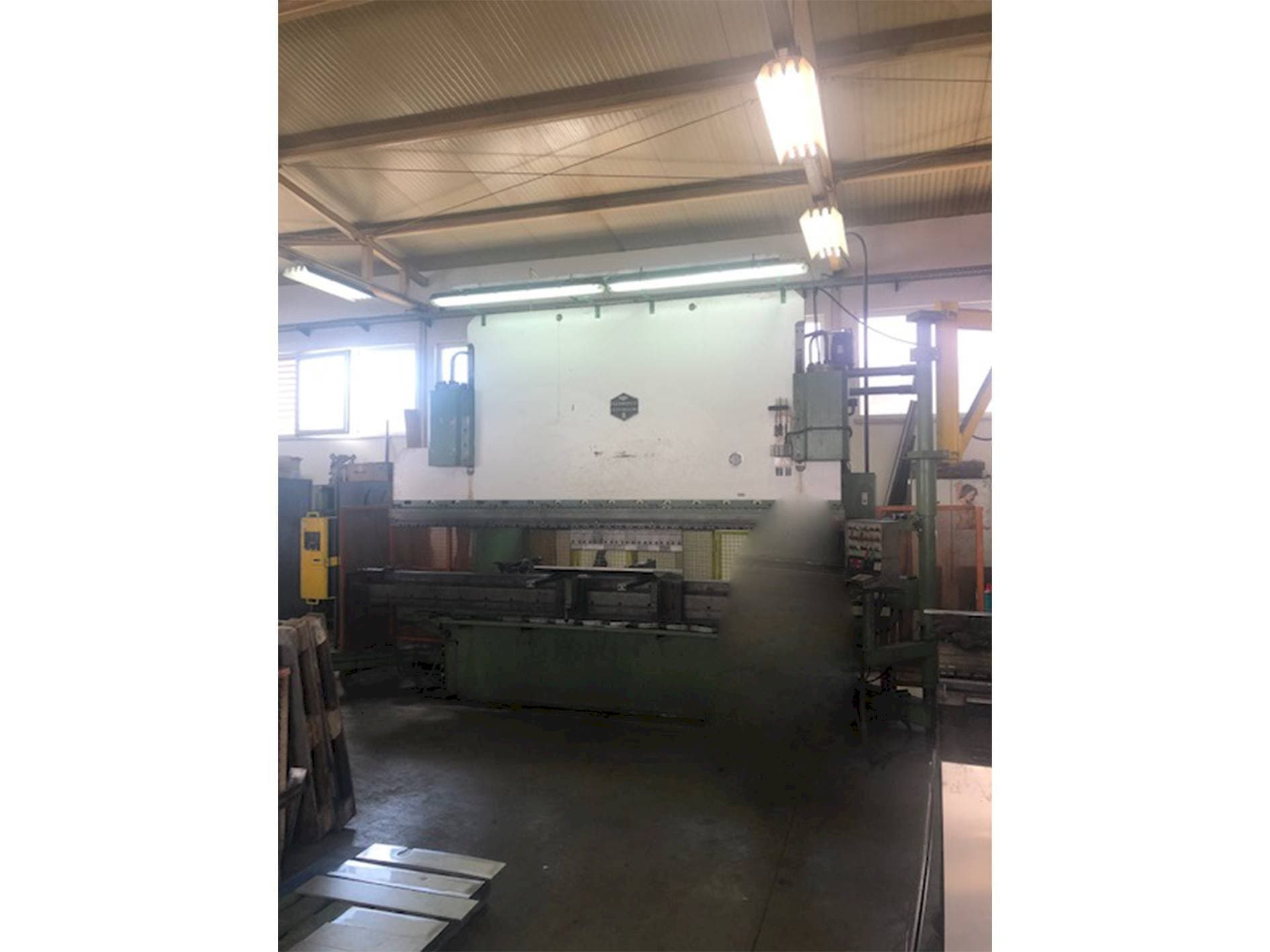 Vista frontale della macchina HAMMERLE AP CNC 200 SID