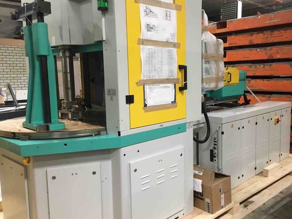 Vista frontale della macchina Arburg ALLROUNDER 1200 t 1000 - 400