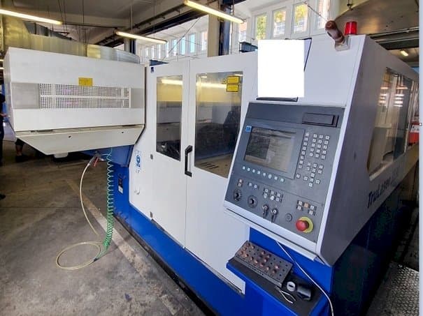 Vista frontale della macchina Trumpf TRULASER 3030