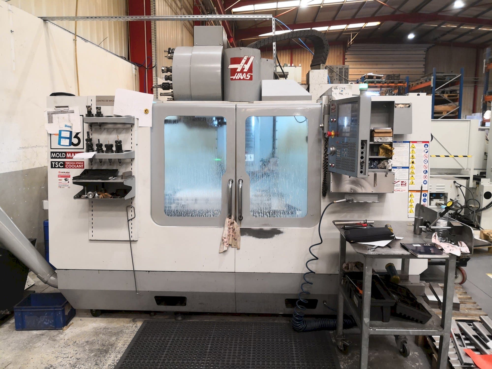 Vista frontale della macchina HAAS VM3