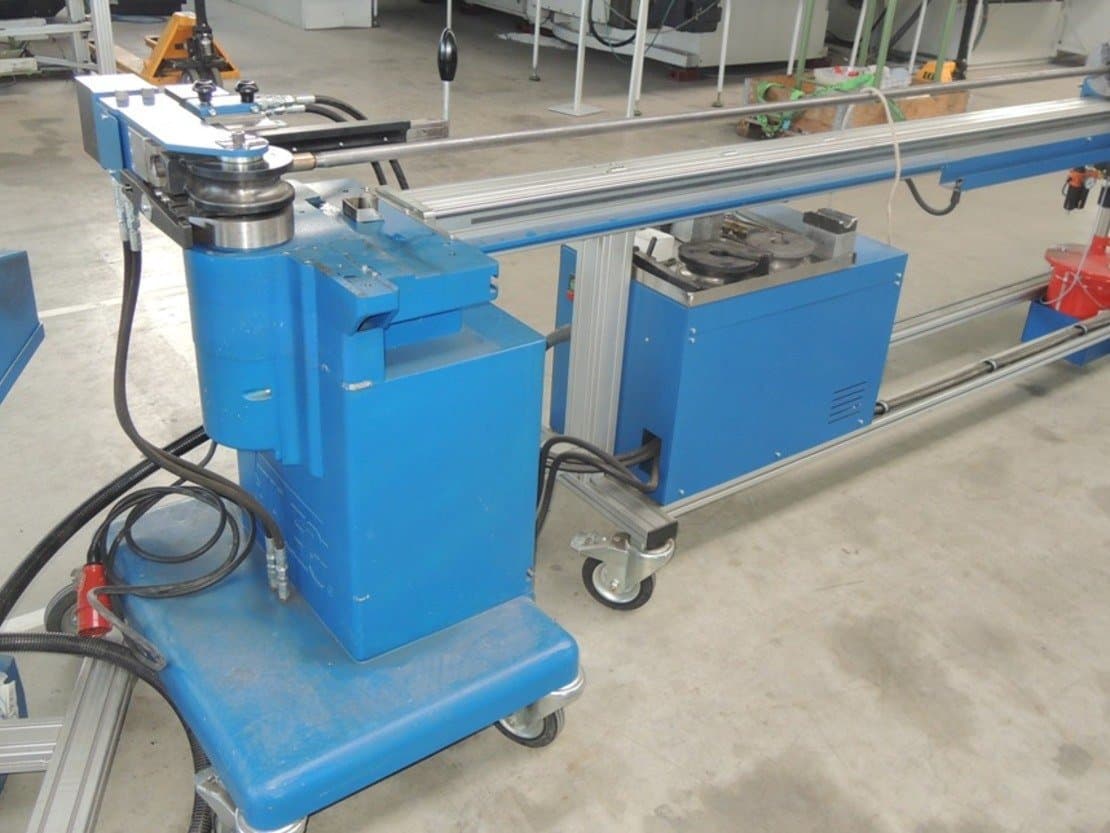 Vista frontale della macchina JUTEC 5030