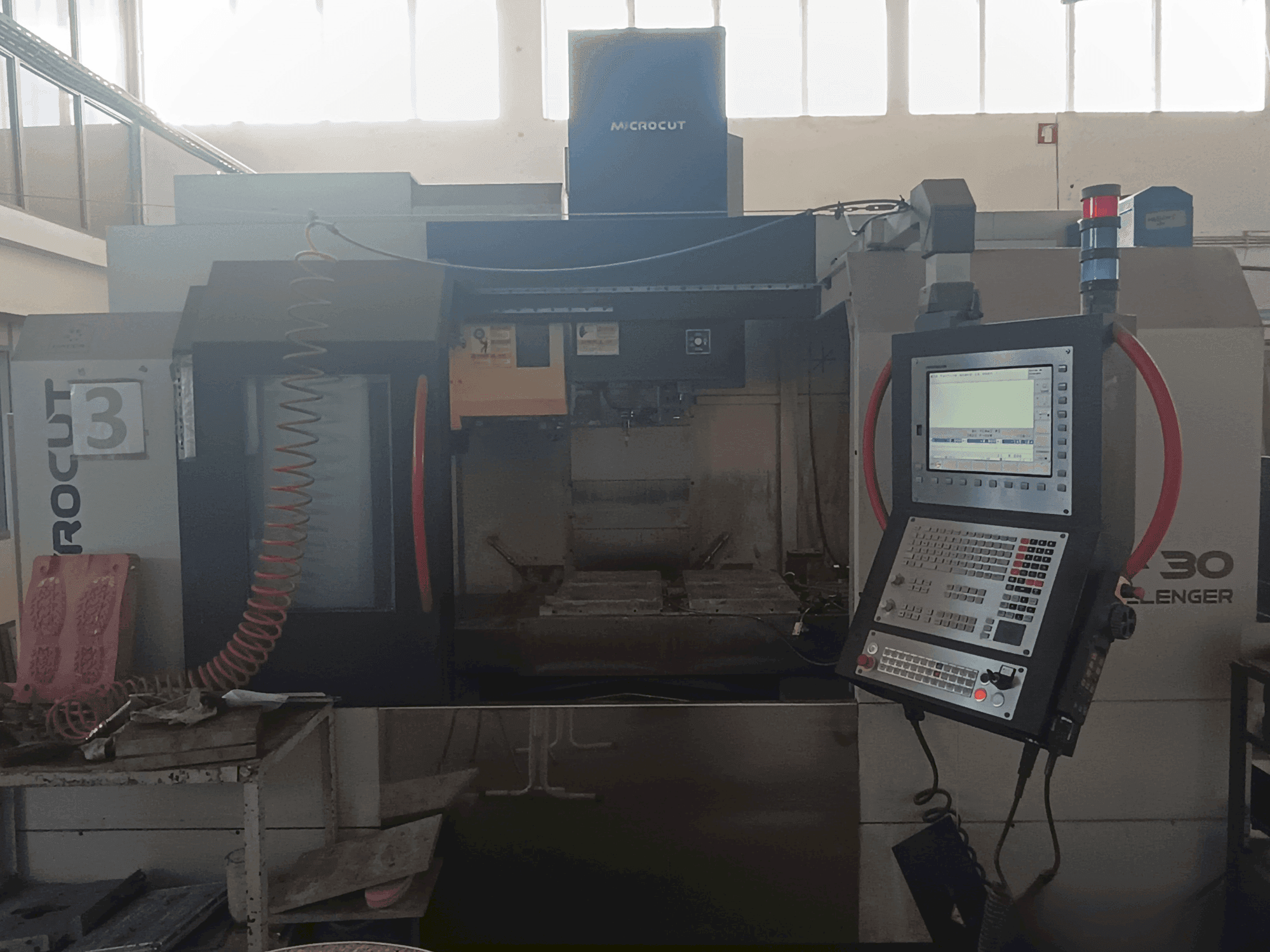 Vista frontale della macchina MICROCUT V-30 Challenger