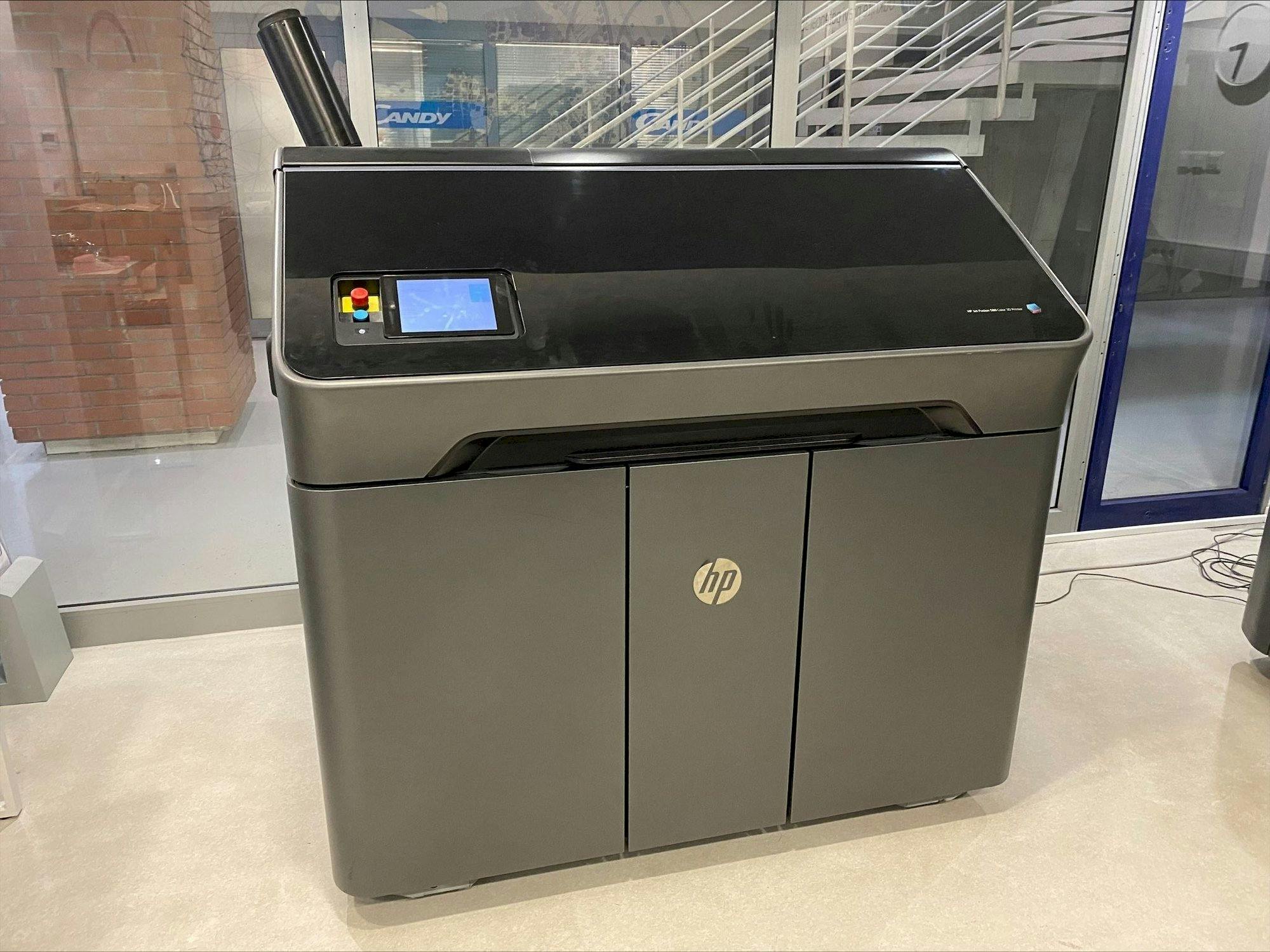 Vista frontale della macchina HP Jet Fusion 580 Color 3D printer M2K85A