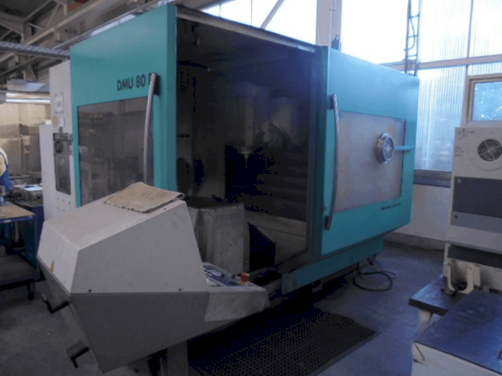 Vista frontale della macchina DECKEL MAHO DMU 80P