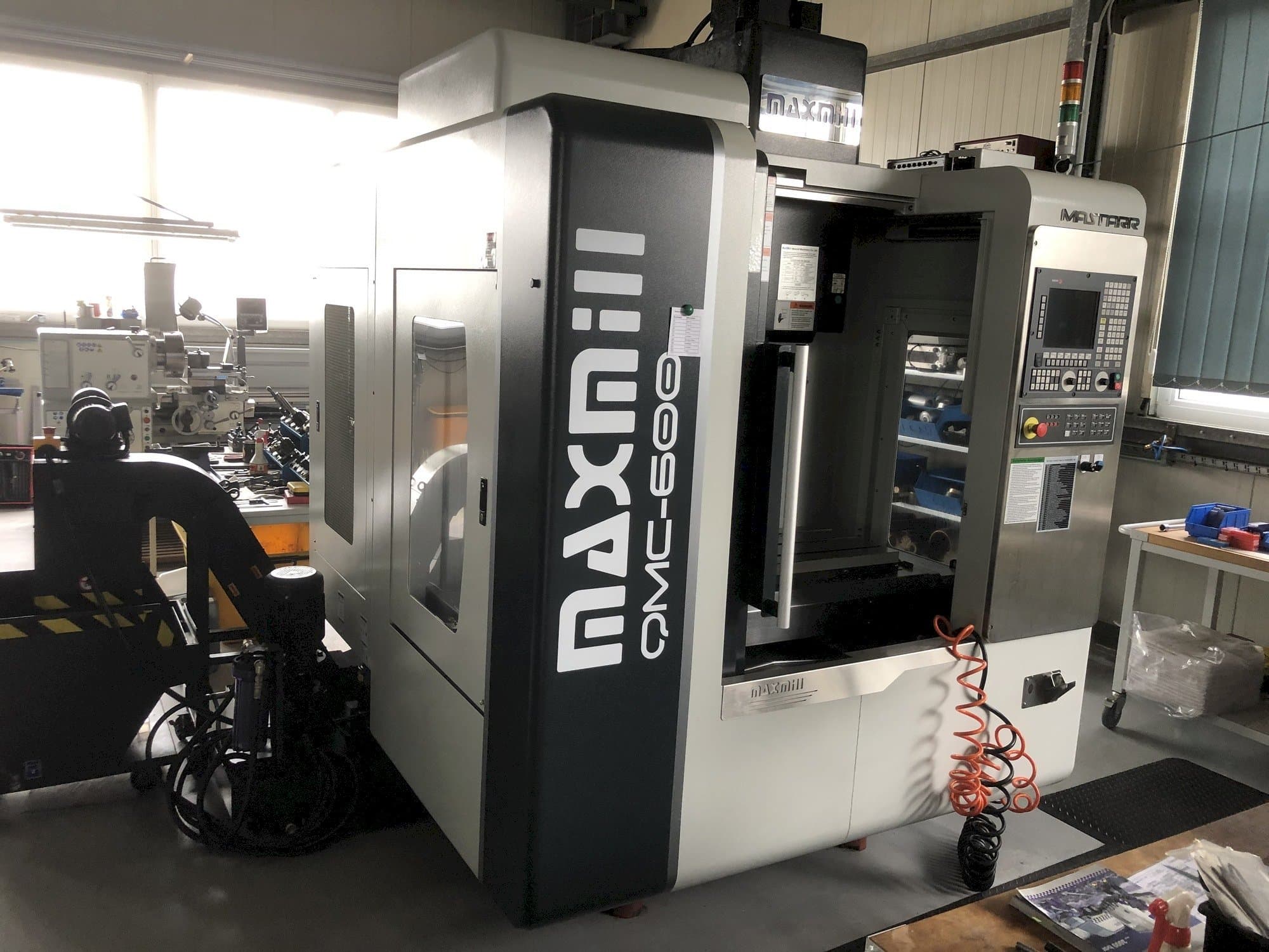Vista frontale della macchina MAXMILL QMC-600