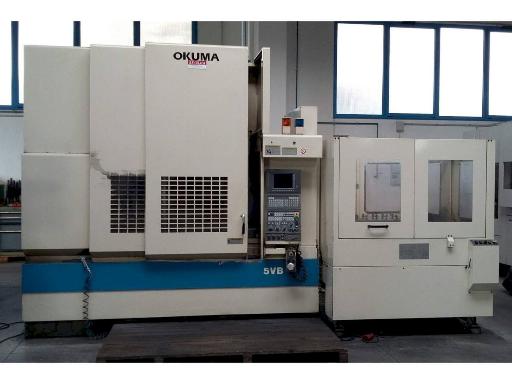Vista frontale della macchina Okuma MX55 VB
