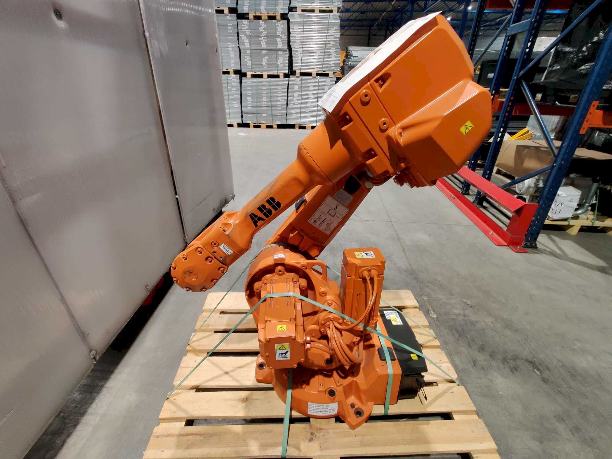 Vista frontale della macchina ABB IRB 2600 M2004