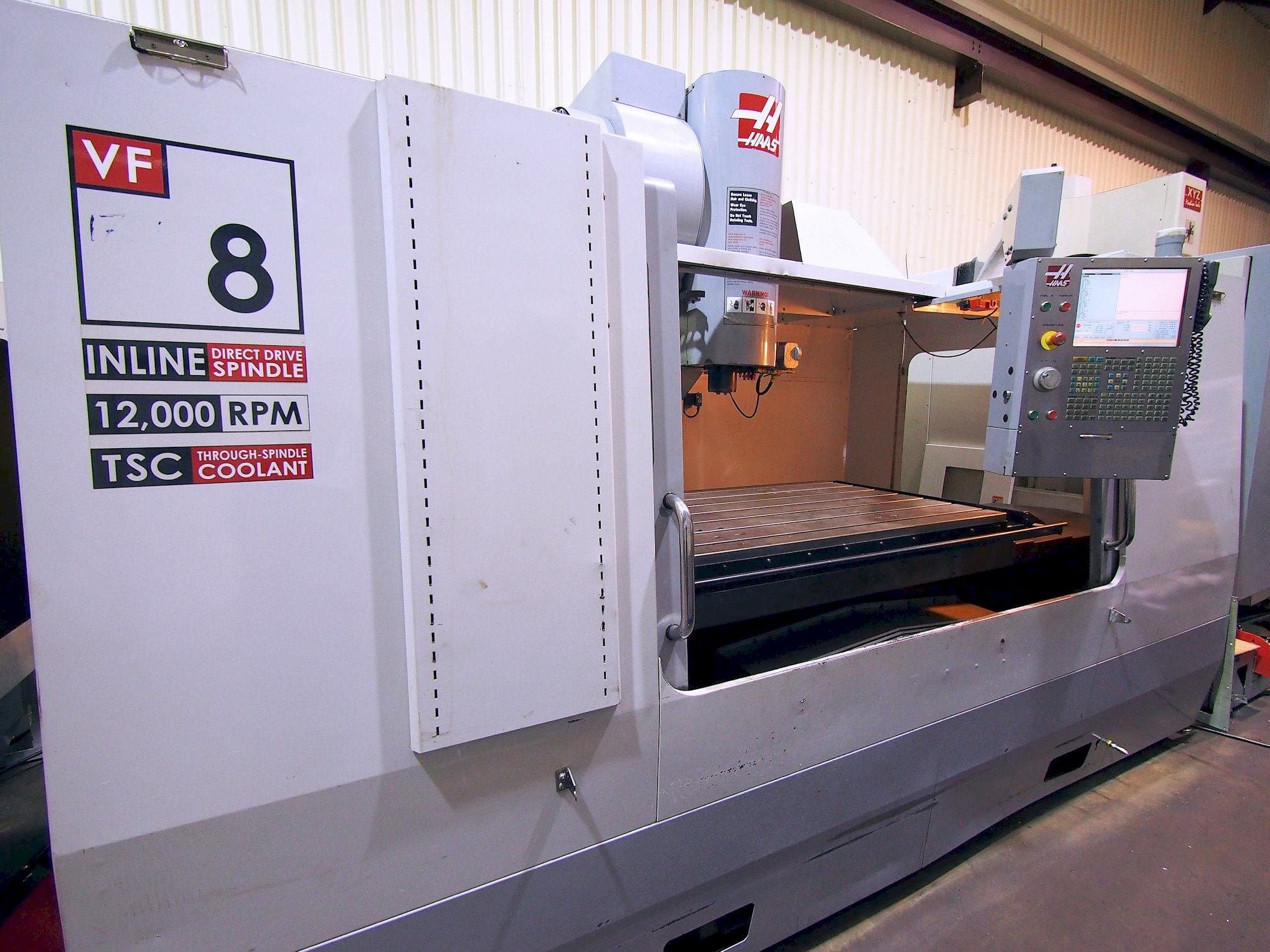 Vista frontale della macchina HAAS VF-8/40 CE