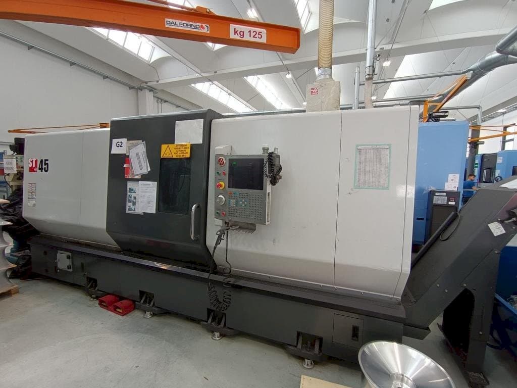 Vista frontale della macchina HAAS ST 45