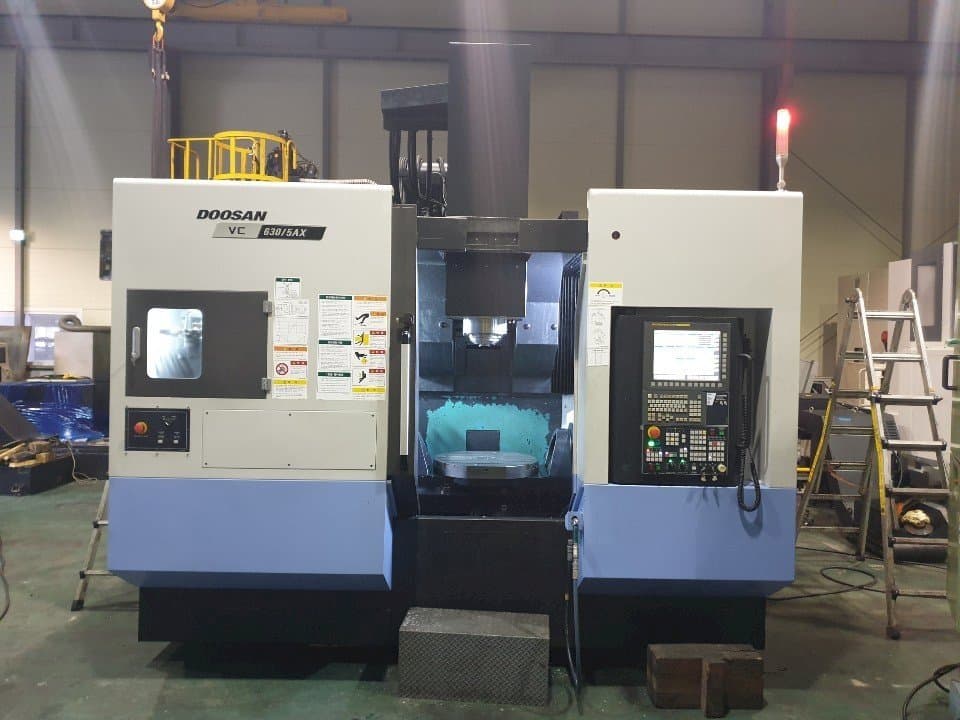 Vista frontale della macchina Doosan VC630/5AX