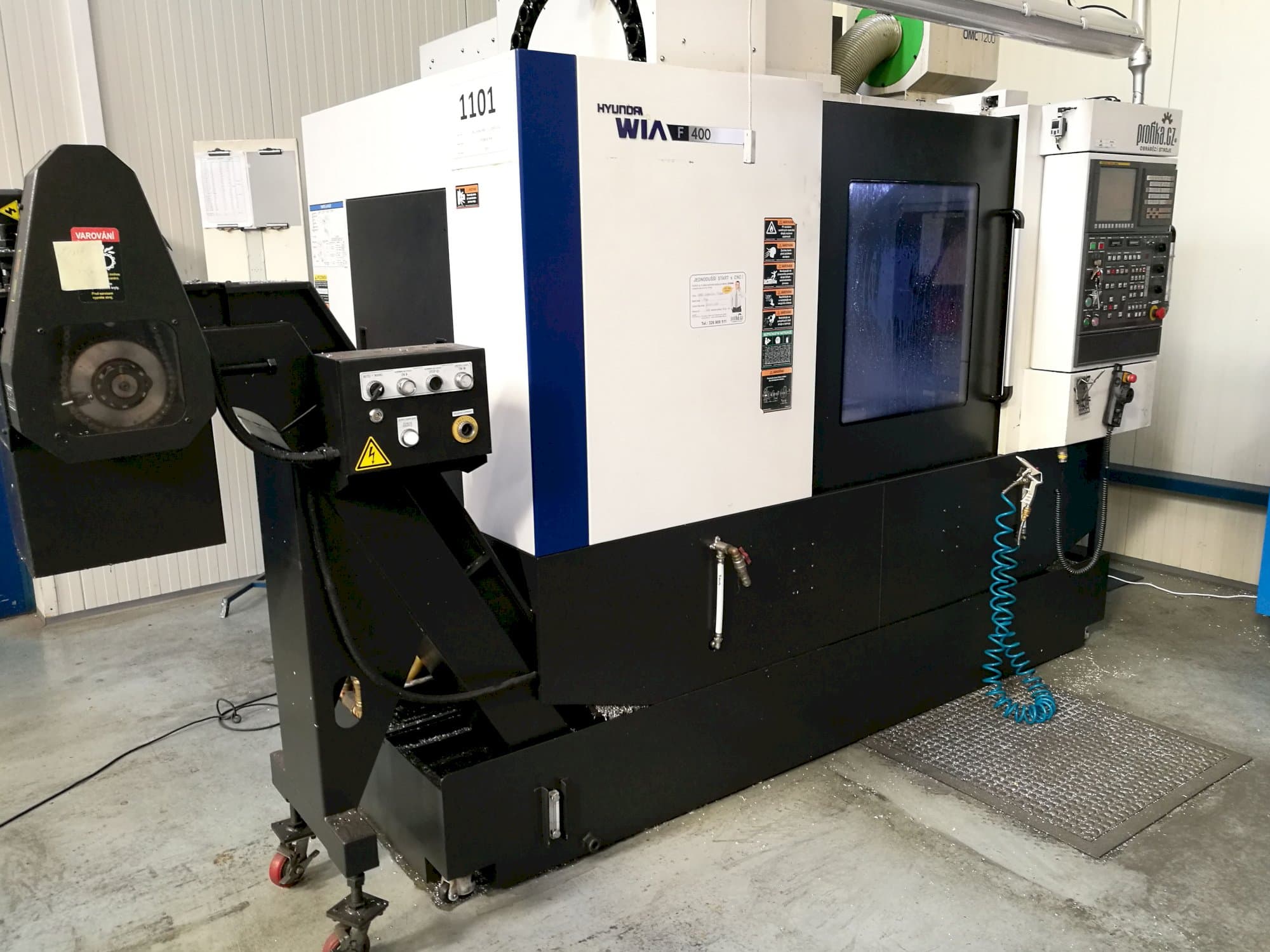 Vista lato sinistro della macchina Hyundai Wia F400