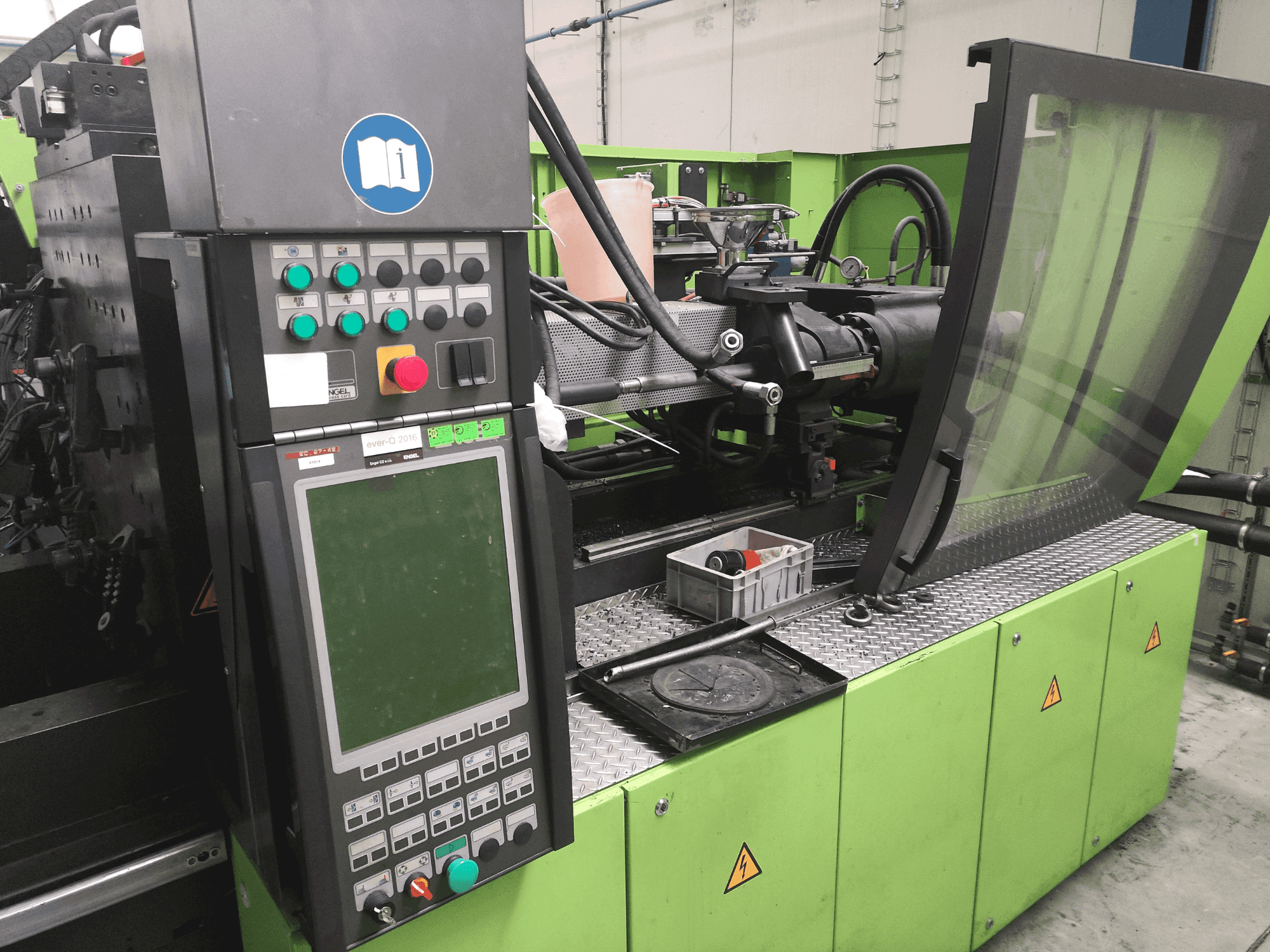 Vista frontale della macchina Engel Victory 750H/330V/220 combi