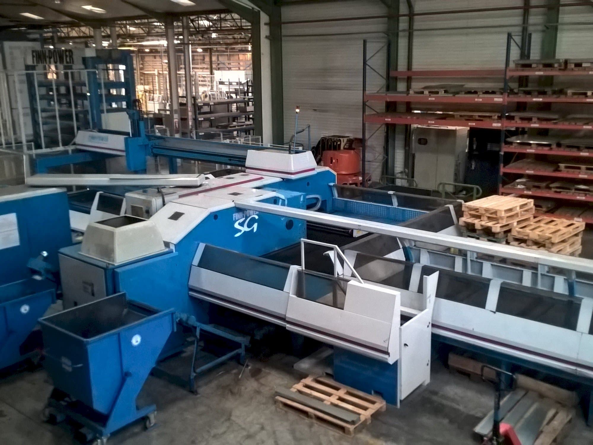 Vista frontale della macchina Finn-Power SG6