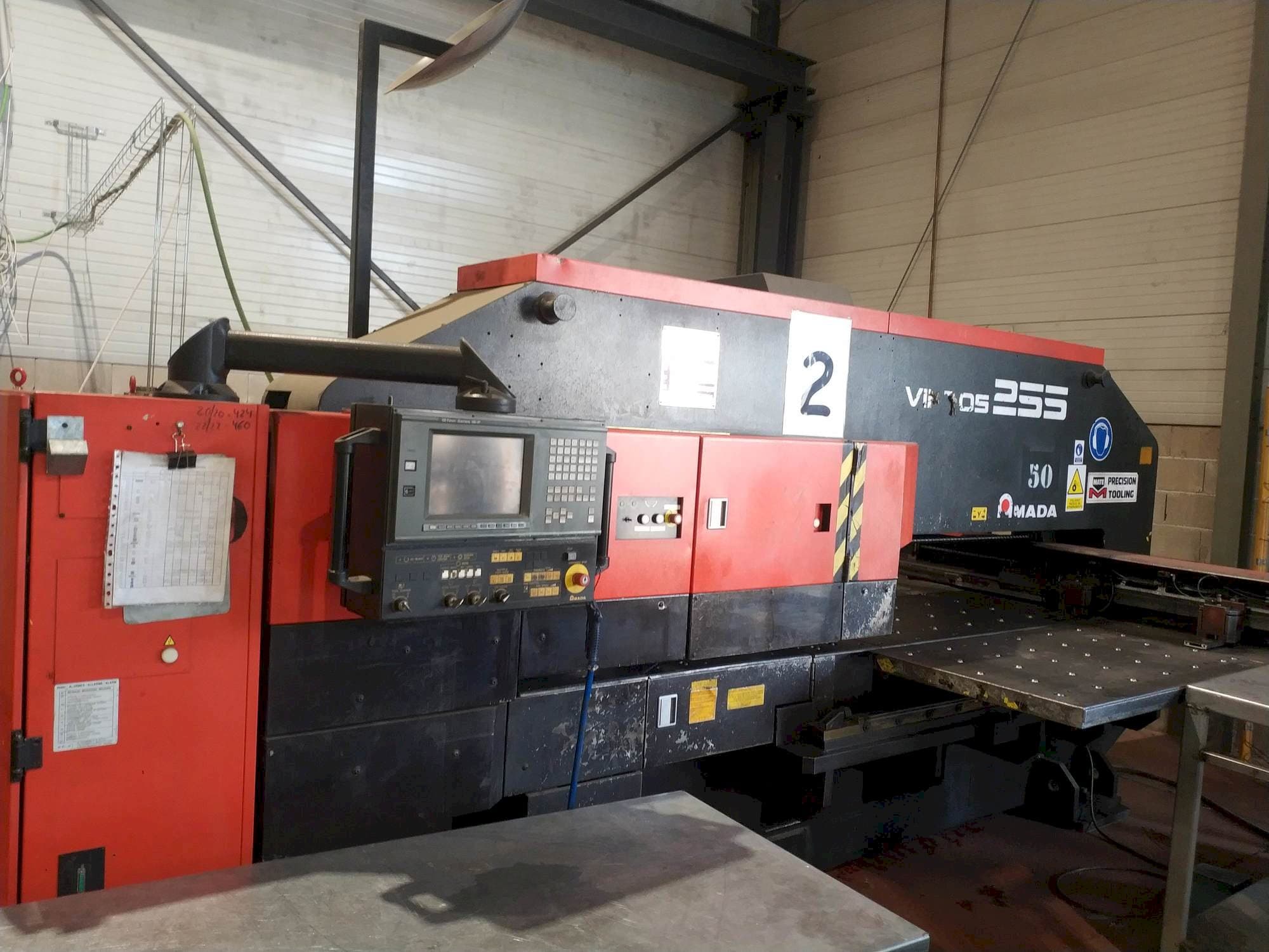 Vista frontale della macchina AMADA VIPROS 255