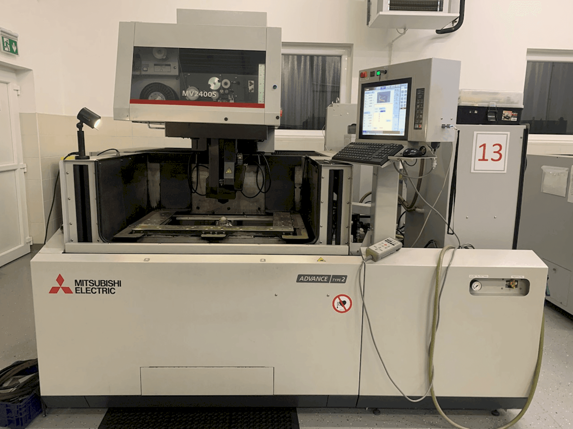 Vista frontale della macchina Mitsubishi MV2400S