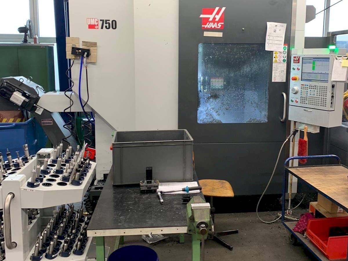 Vista frontale della macchina HAAS UMC - 750