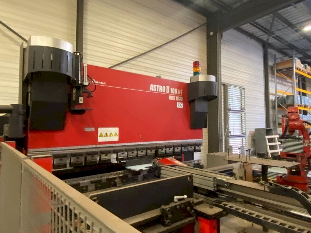 Vista frontale della macchina AMADA ASTRO 100NT
