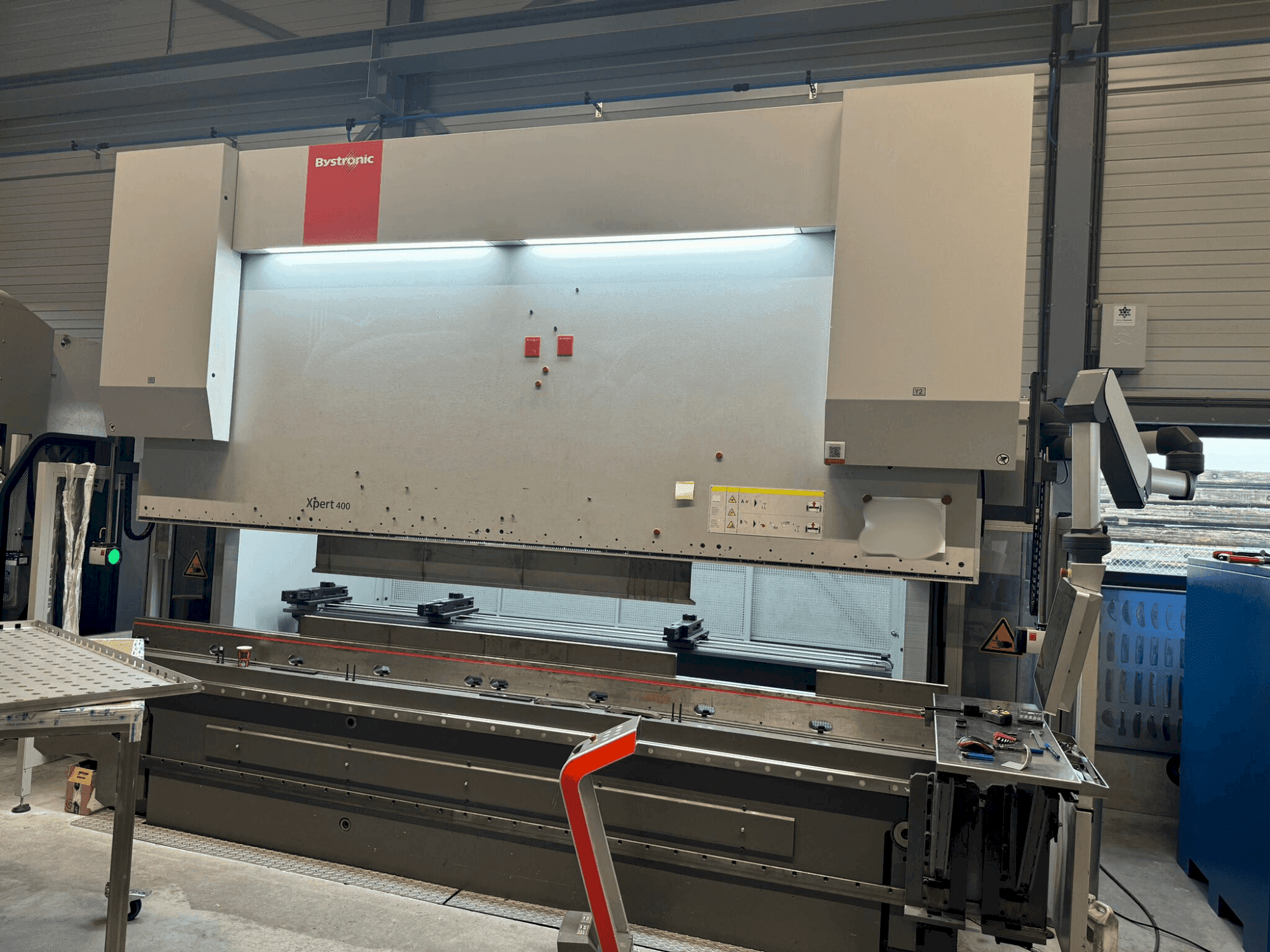 Vista frontale della macchina Bystronic Xpert 400/4100
