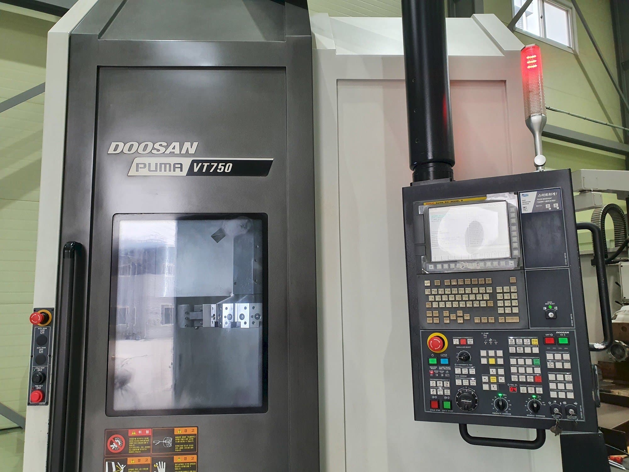 Vista frontale della macchina Doosan VT750