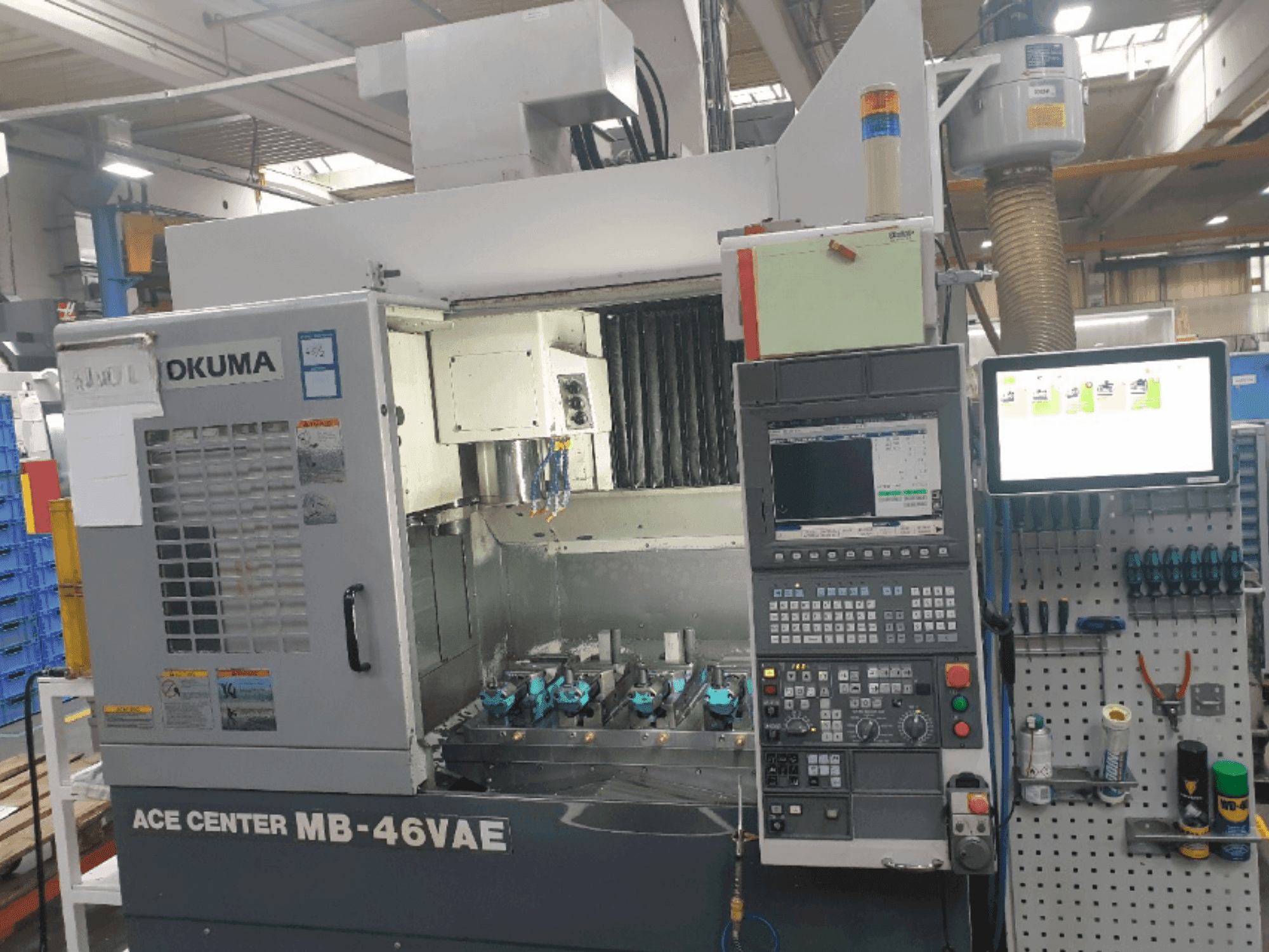 Vista frontale della macchina Okuma MB-46VAE