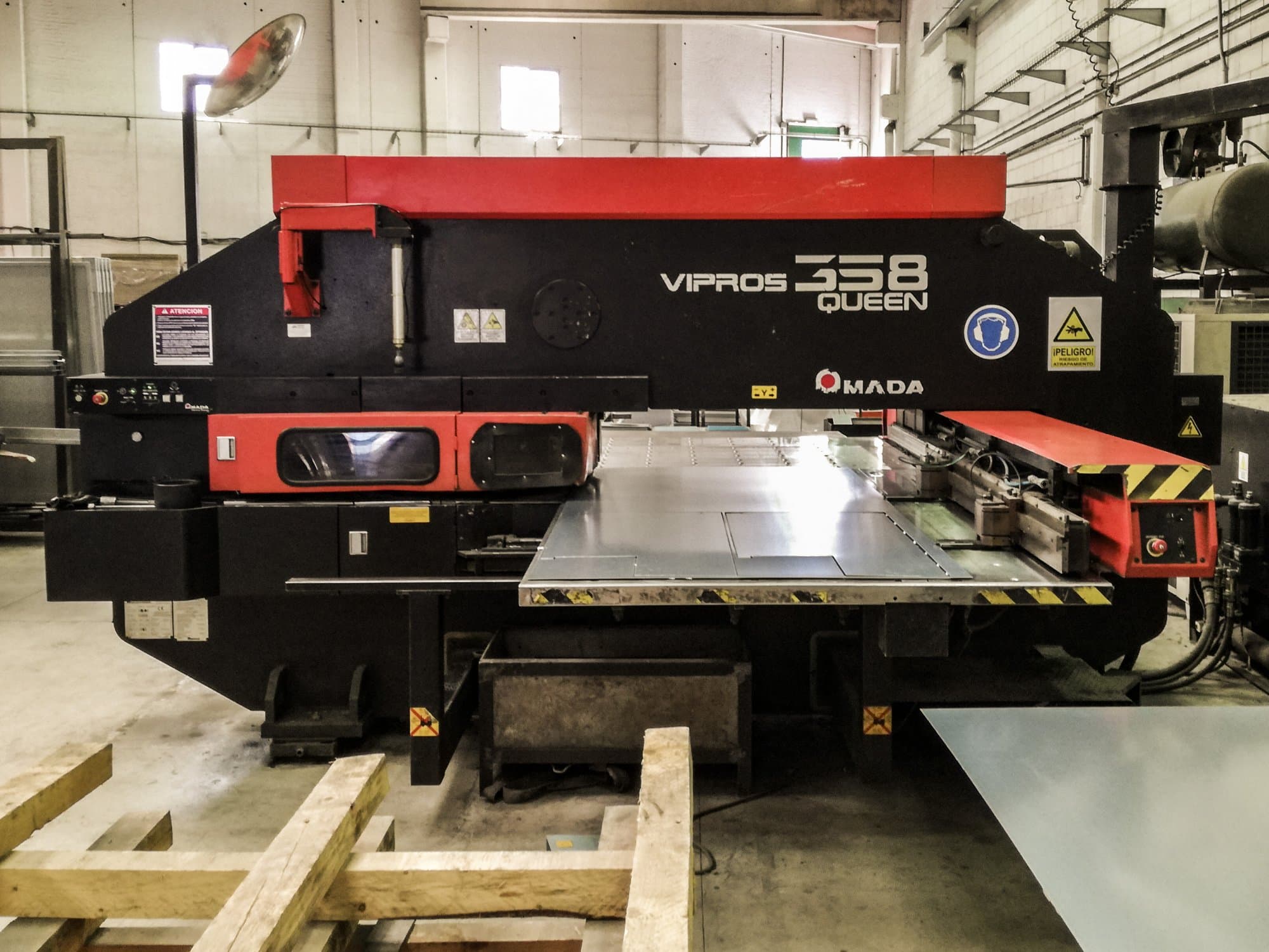 Vista frontale della macchina AMADA Vipros 358 QUEEN