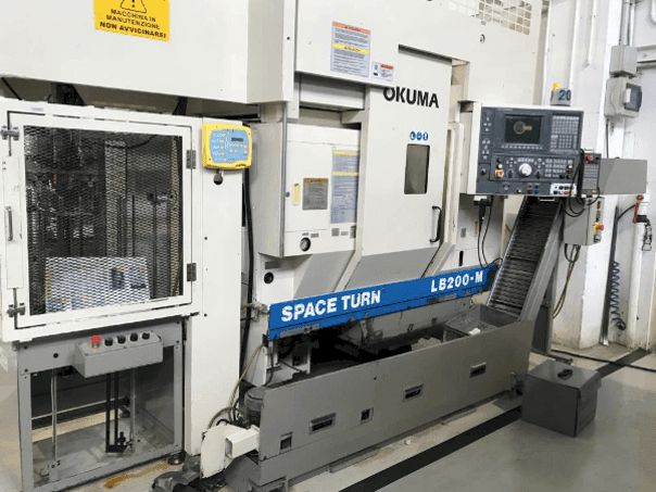 Vista frontale della macchina Okuma LB 200 M