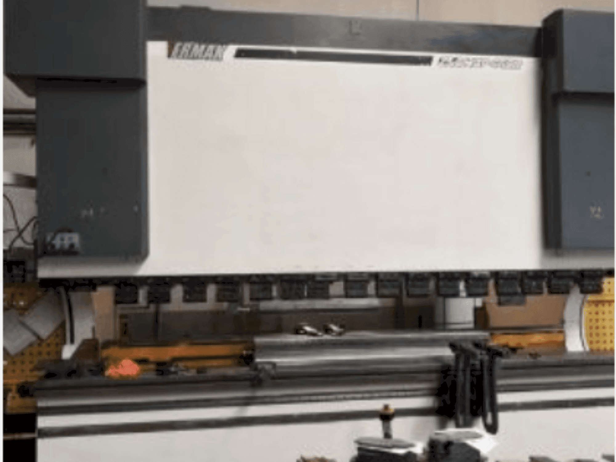 Vista frontale della macchina ERMAK CNC HAP 4100x400