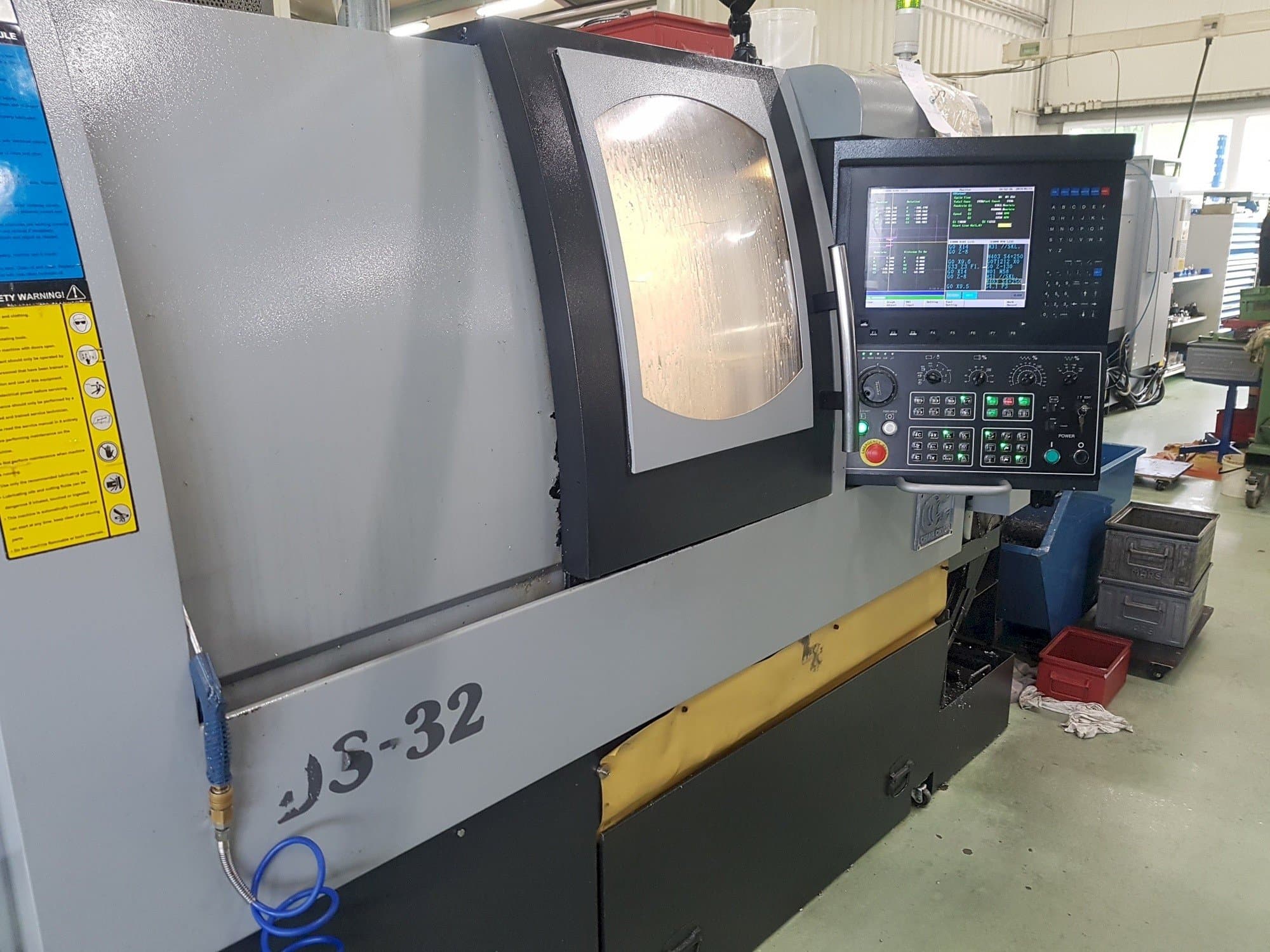 Vista frontale della macchina Chiah-Chyun CDS-32