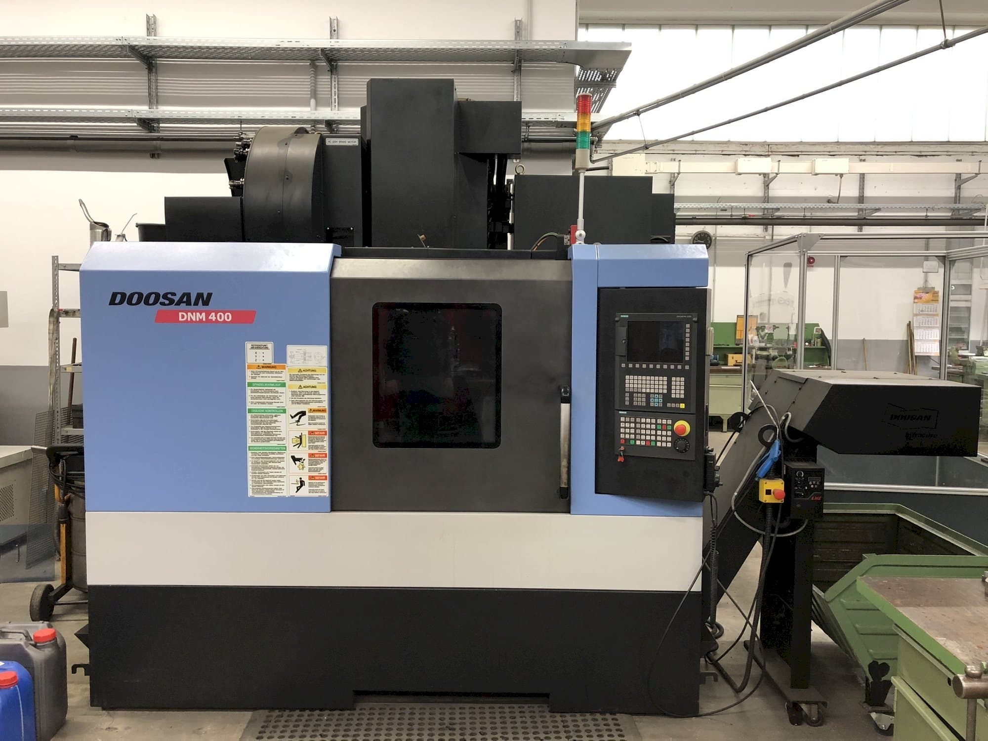 Vista frontale della macchina Doosan DNM 400