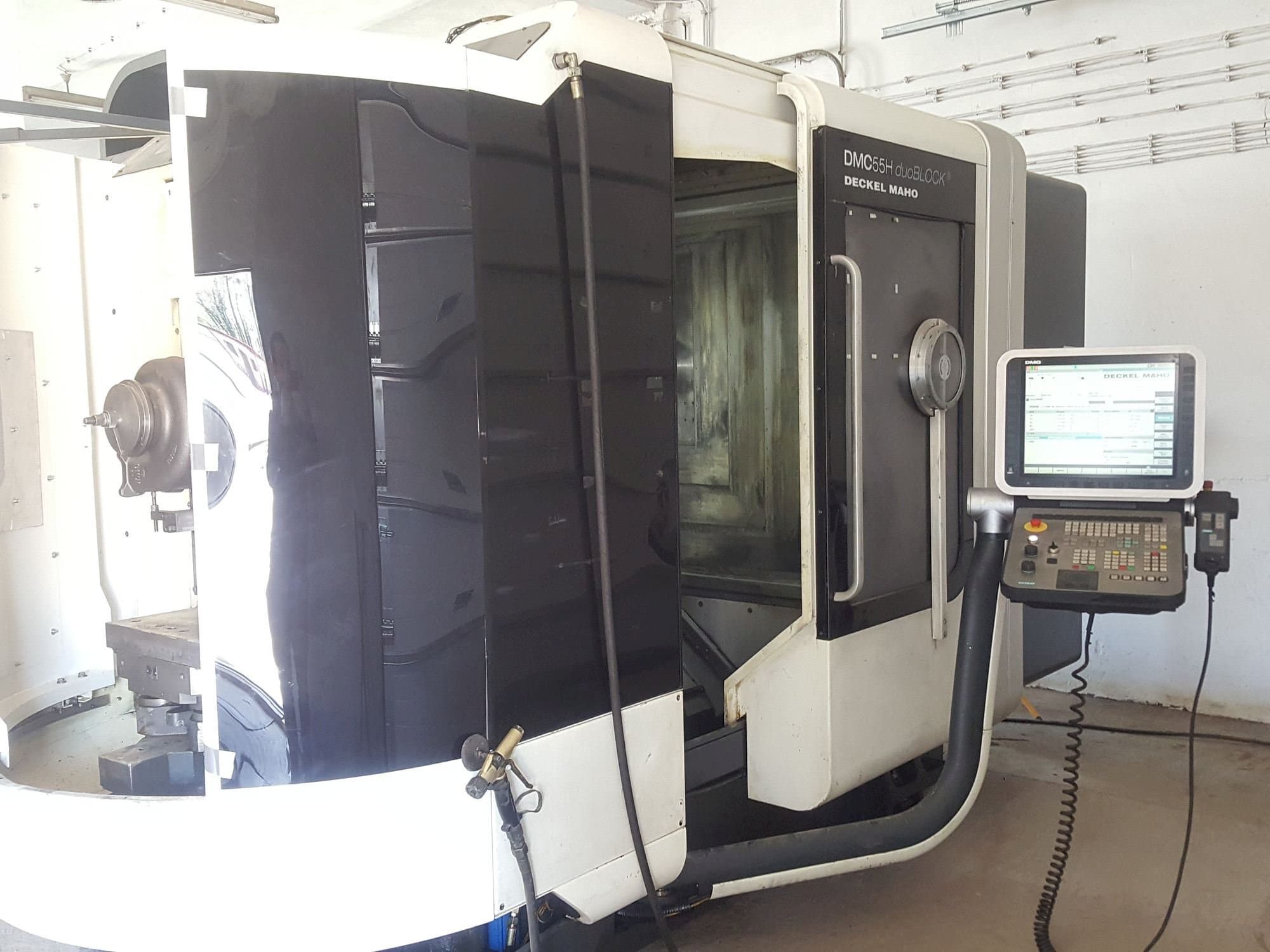 Vista frontale della macchina DECKEL MAHO DMC55H duoBLOCK