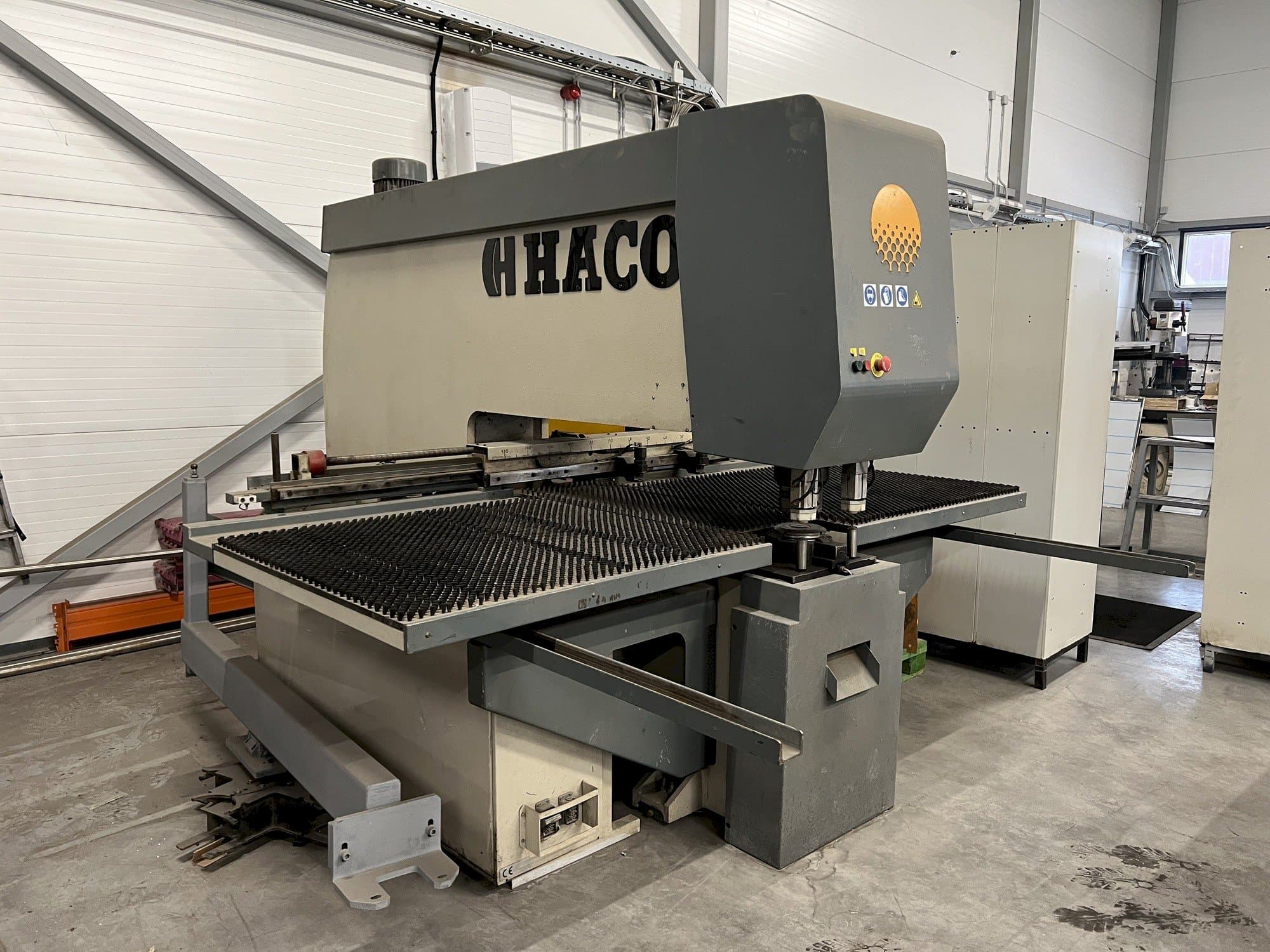Vista frontale della macchina HACO PM 310V-3