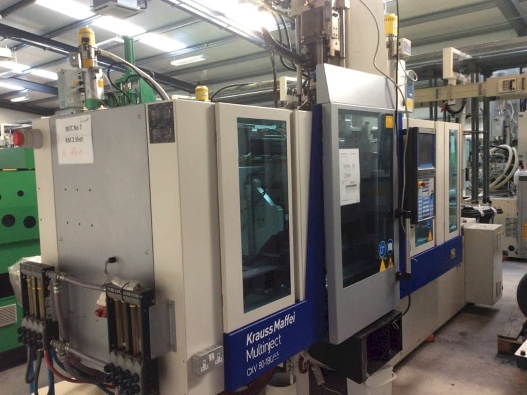 Vista frontale della macchina Krauss Maffei Multinject 80-180-55 CX V