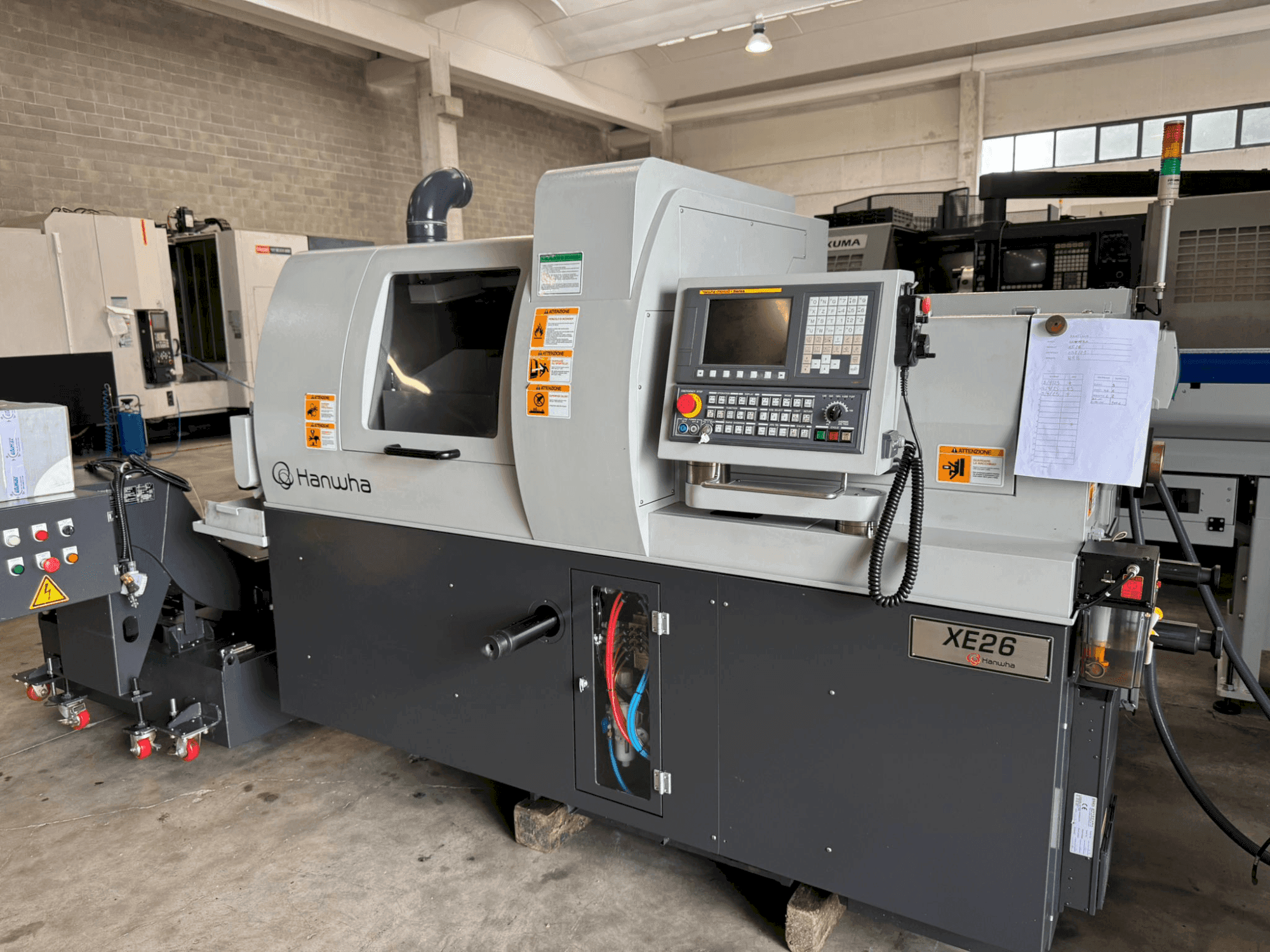 Vista frontale della macchina Hanwha XE 26 H