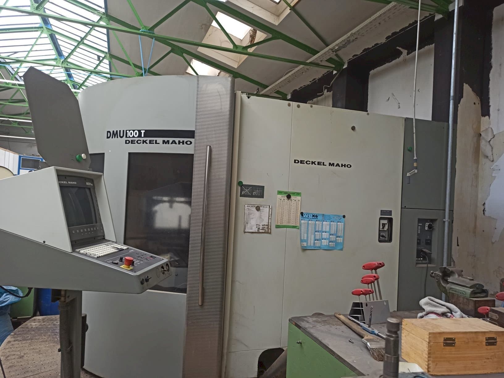 Vista frontale della macchina DECKEL MAHO DMU 100T