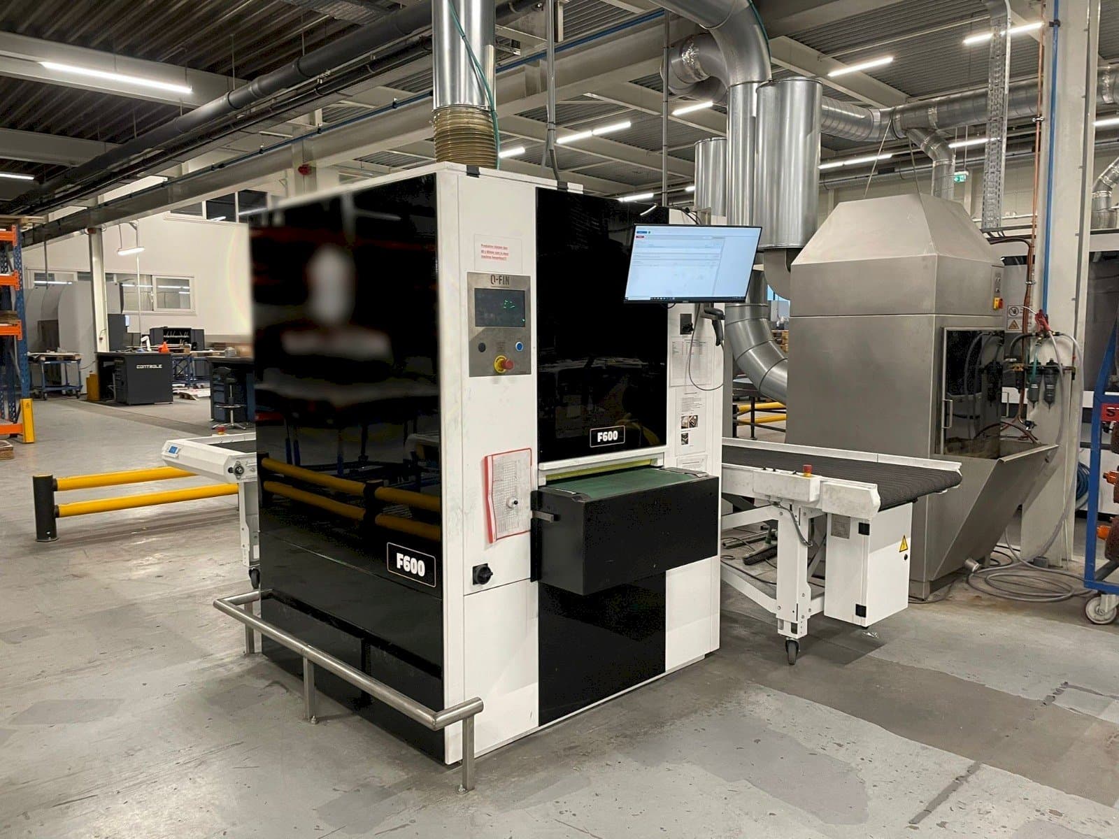 Vista frontale della macchina Q-FIN F600